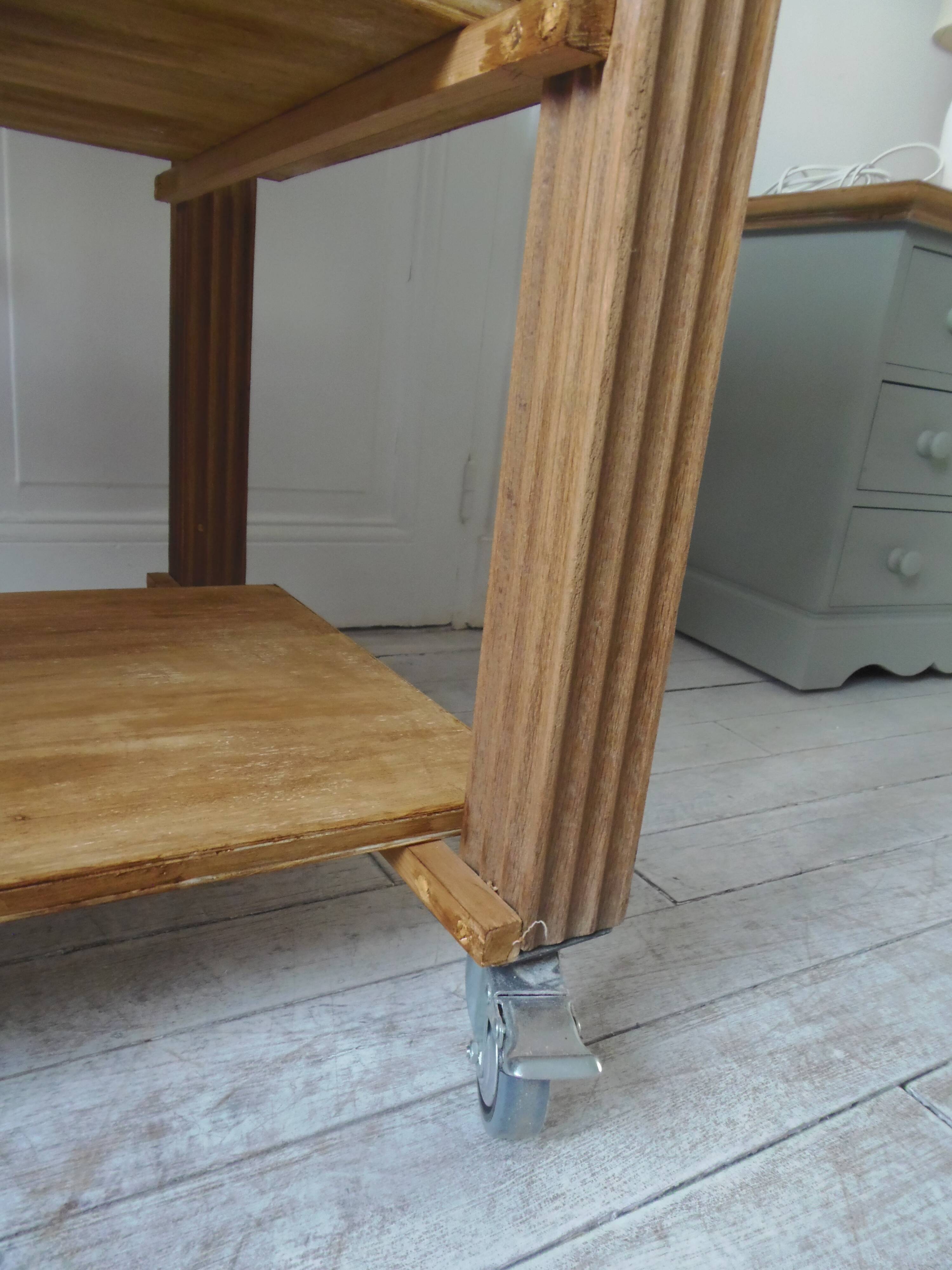 Meuble de métier vintage en chêne sur roulettes.