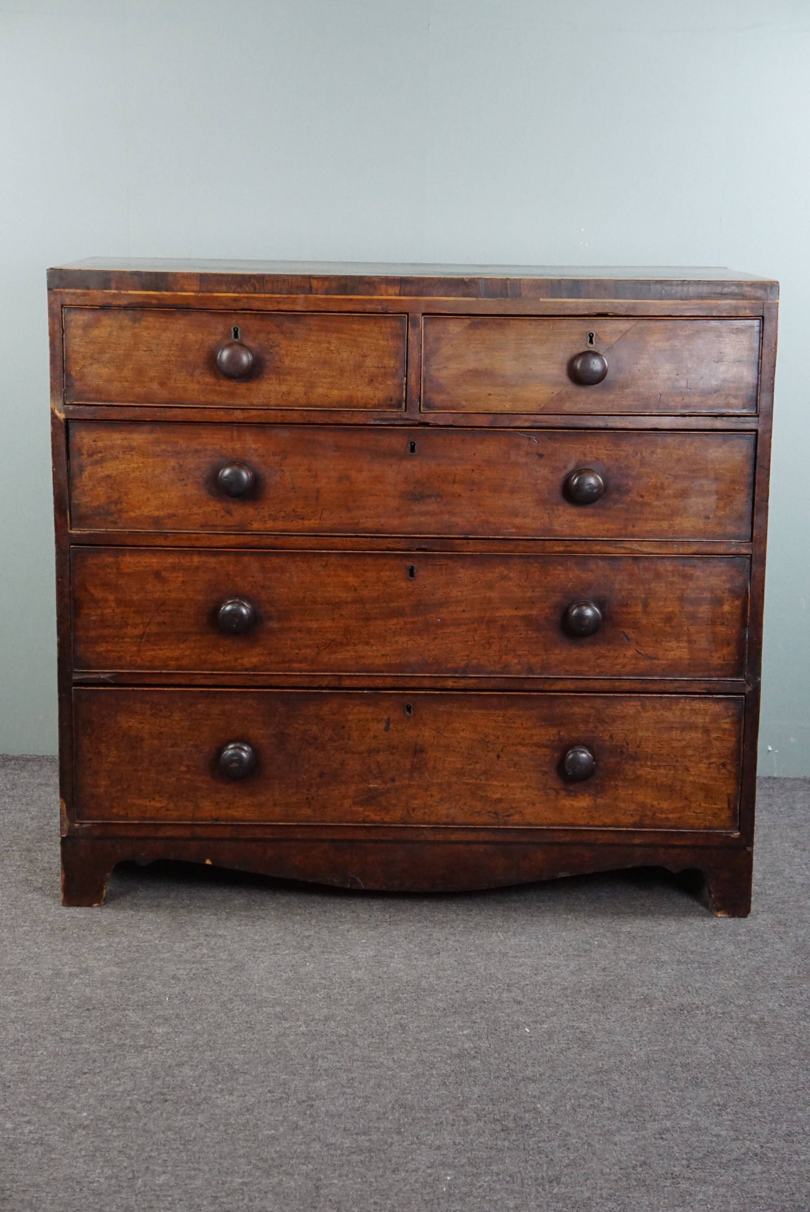 Commode antique anglaise robuste en acajou avec 5 tiroirs du milieu du 19ème siècle