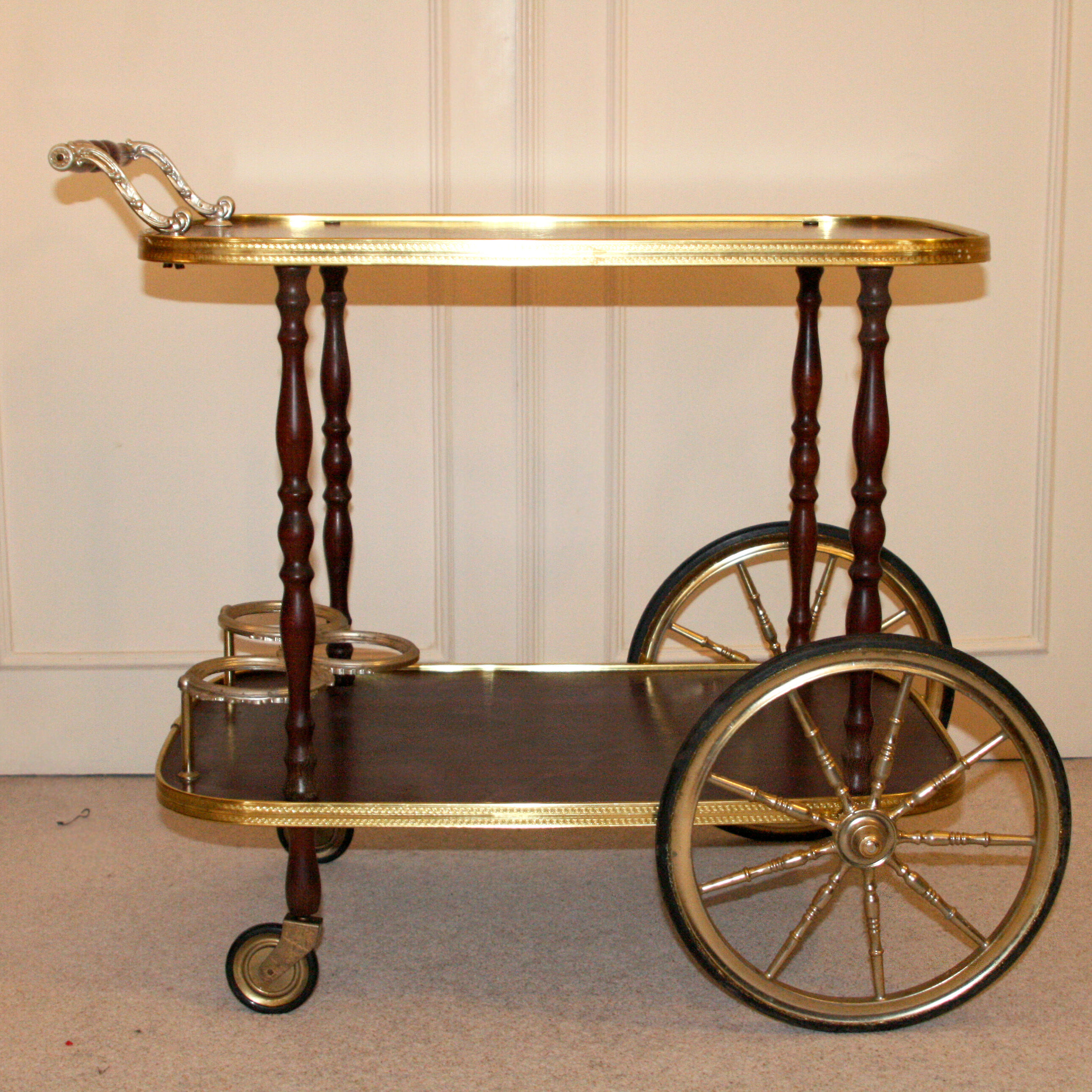 Desserte vintage à roulette