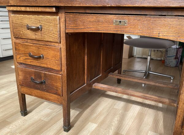 Bureau de ministre en chêne massif avec marqueterie années 1930