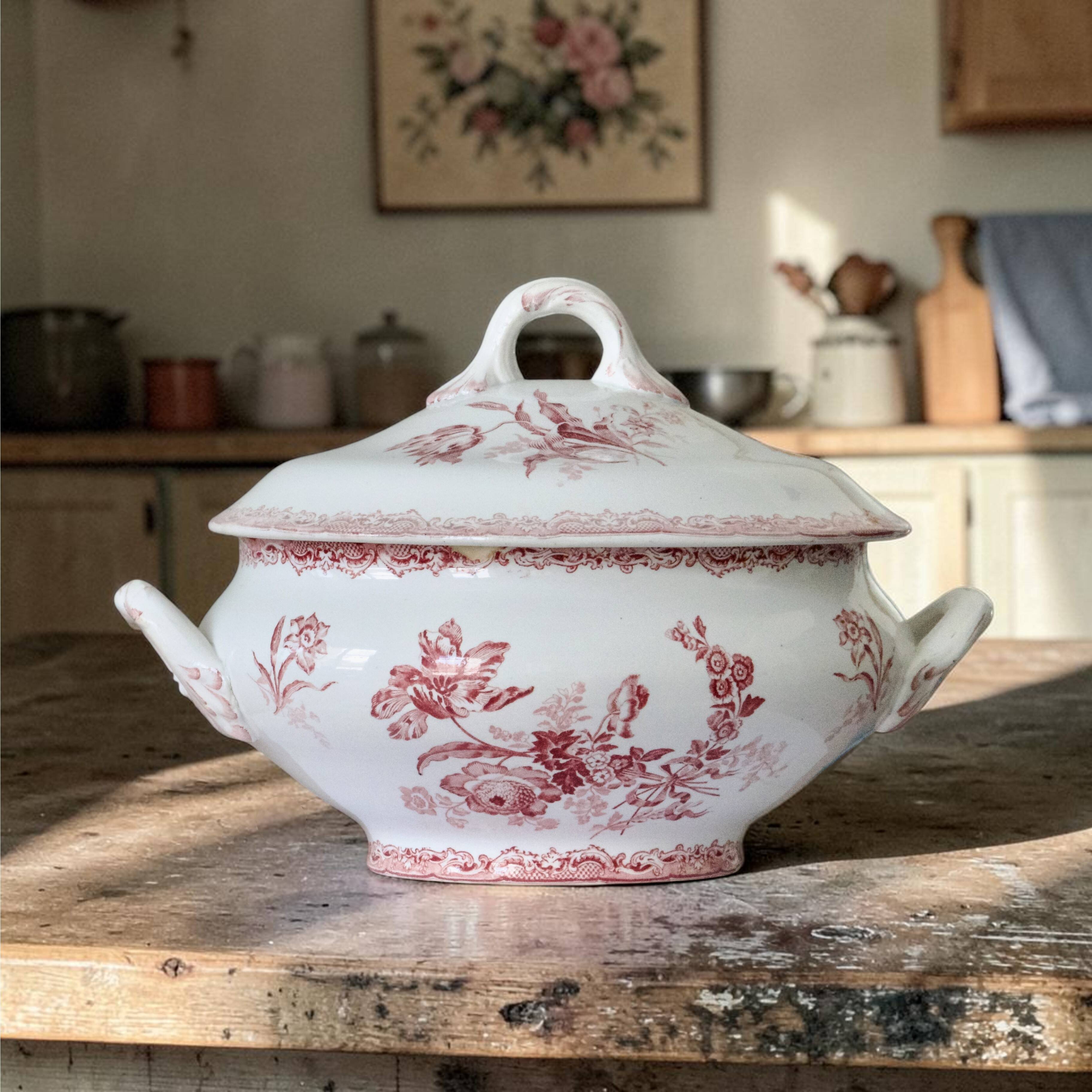 Large 19th-century ironstone soup tureen signed Sarreguemines Fontanges.