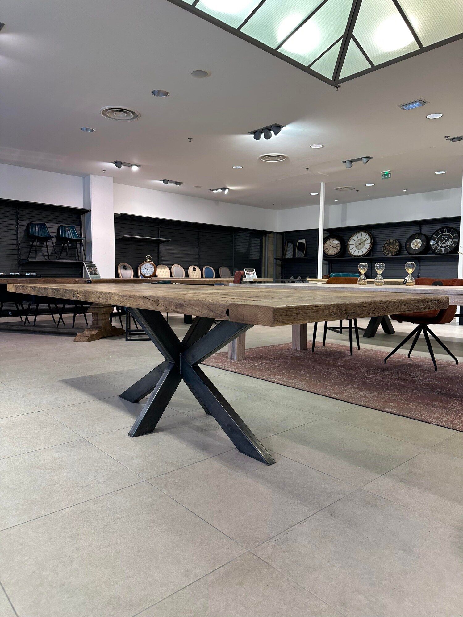 Table solid centenary firm top with matt black metal foot