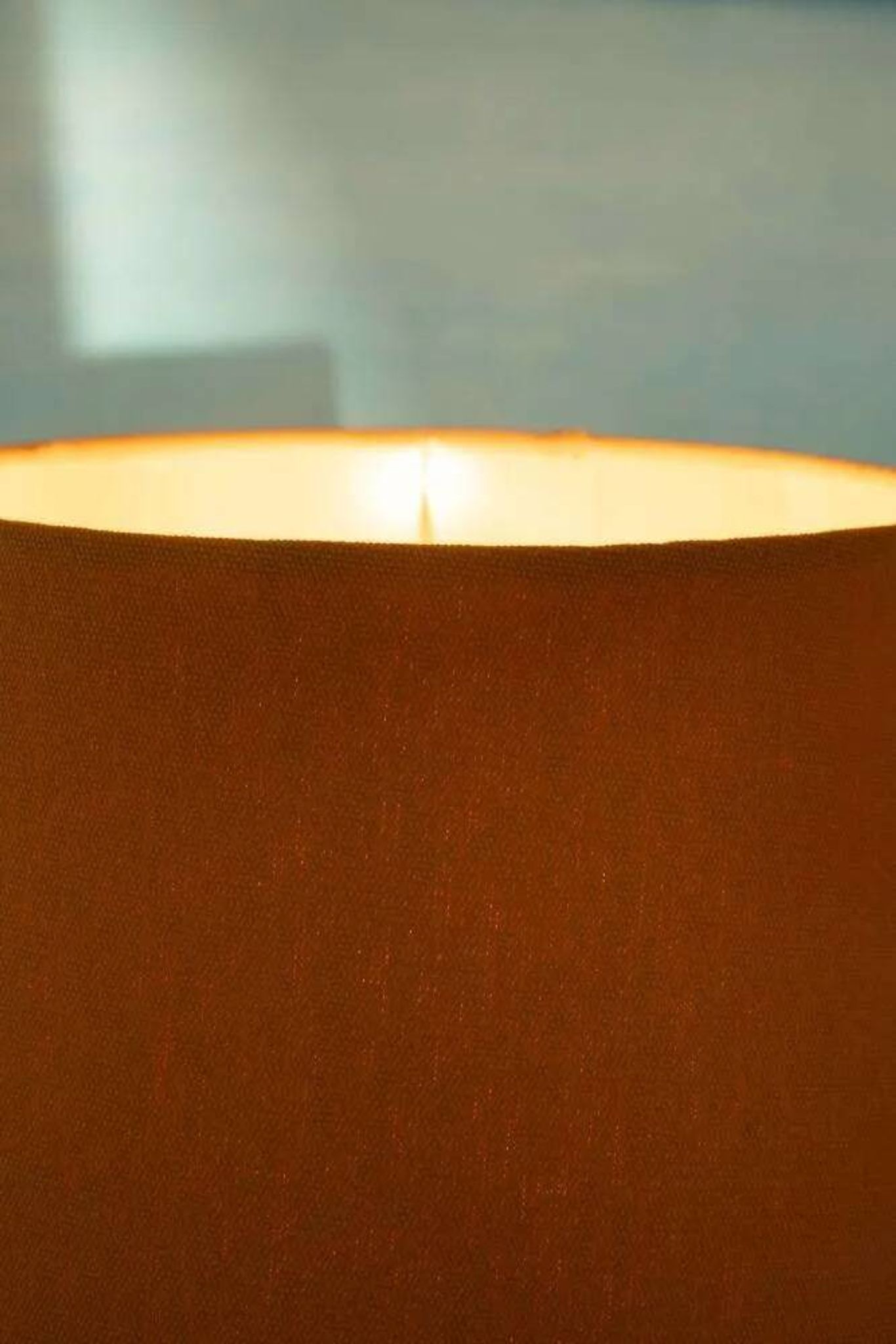 Vintage table lamp with modern design, Ghyzcy selection.