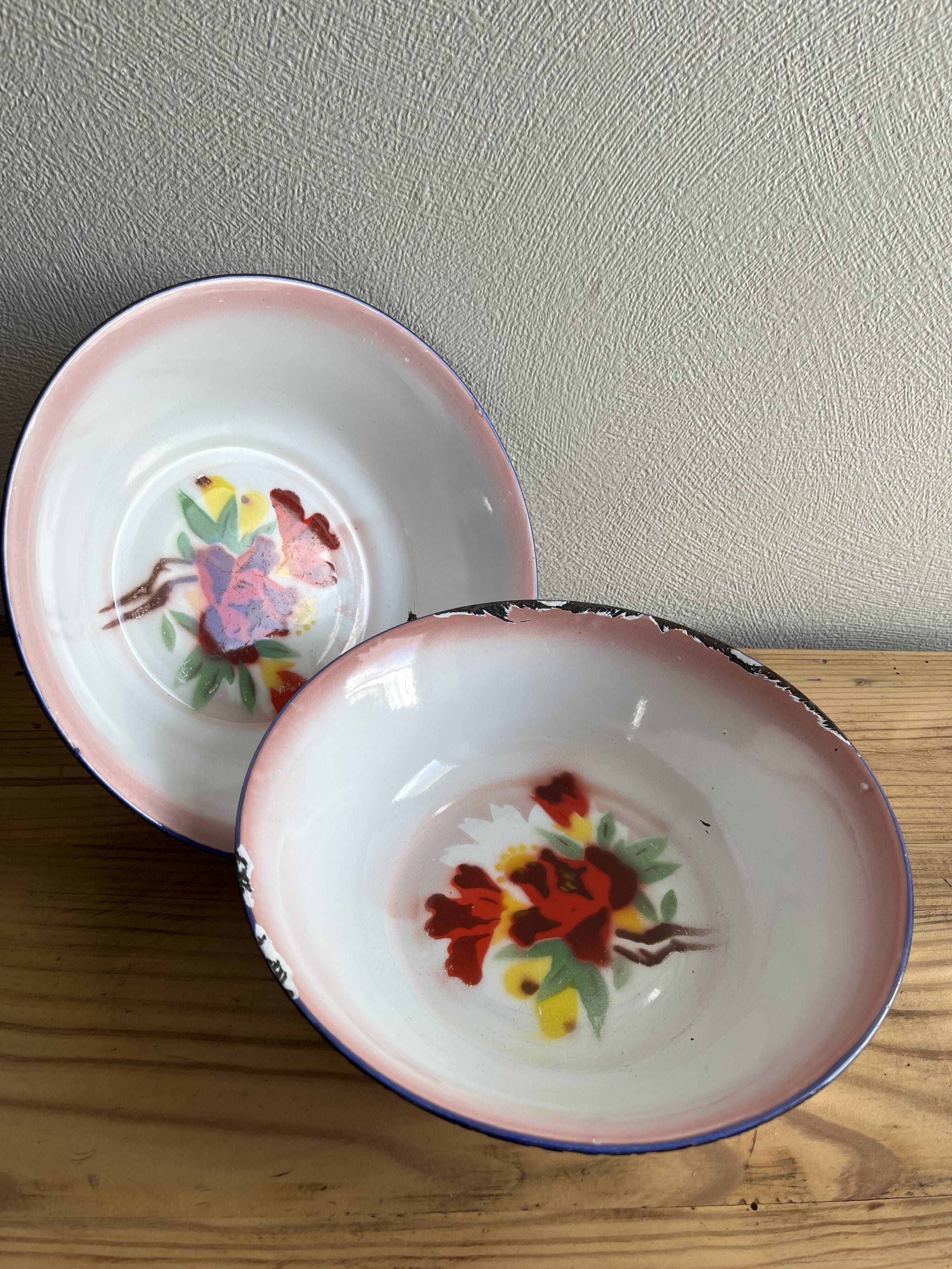 Enamelled dishes vintage flowers