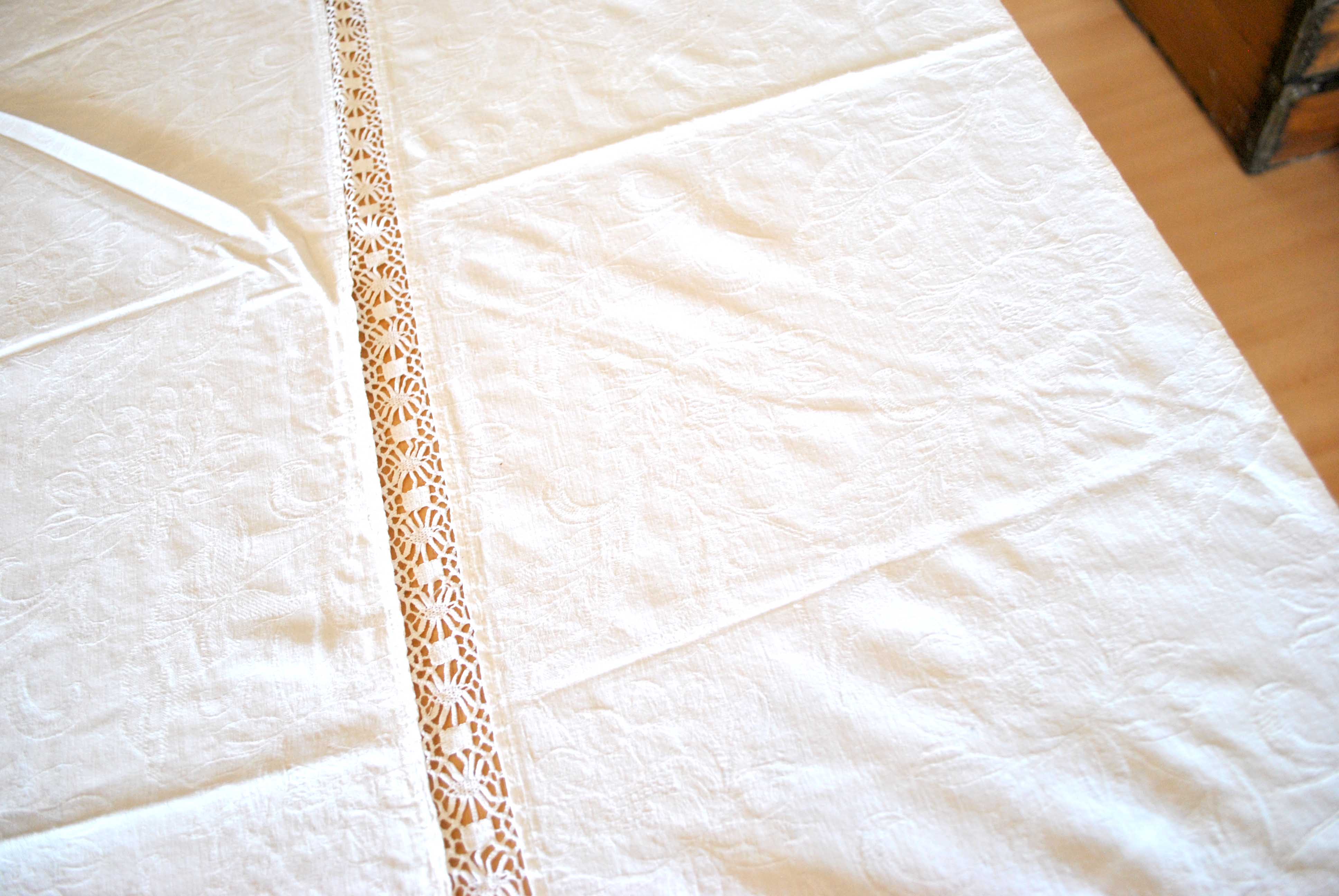 Vintage tablecloth in damask mestizo and decorated with a central lace 145x170 *Z*