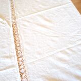 Vintage tablecloth in damask mestizo and decorated with a central lace 145x170 *Z*