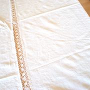 Vintage tablecloth in damask mestizo and decorated with a central lace 145x170 *Z*