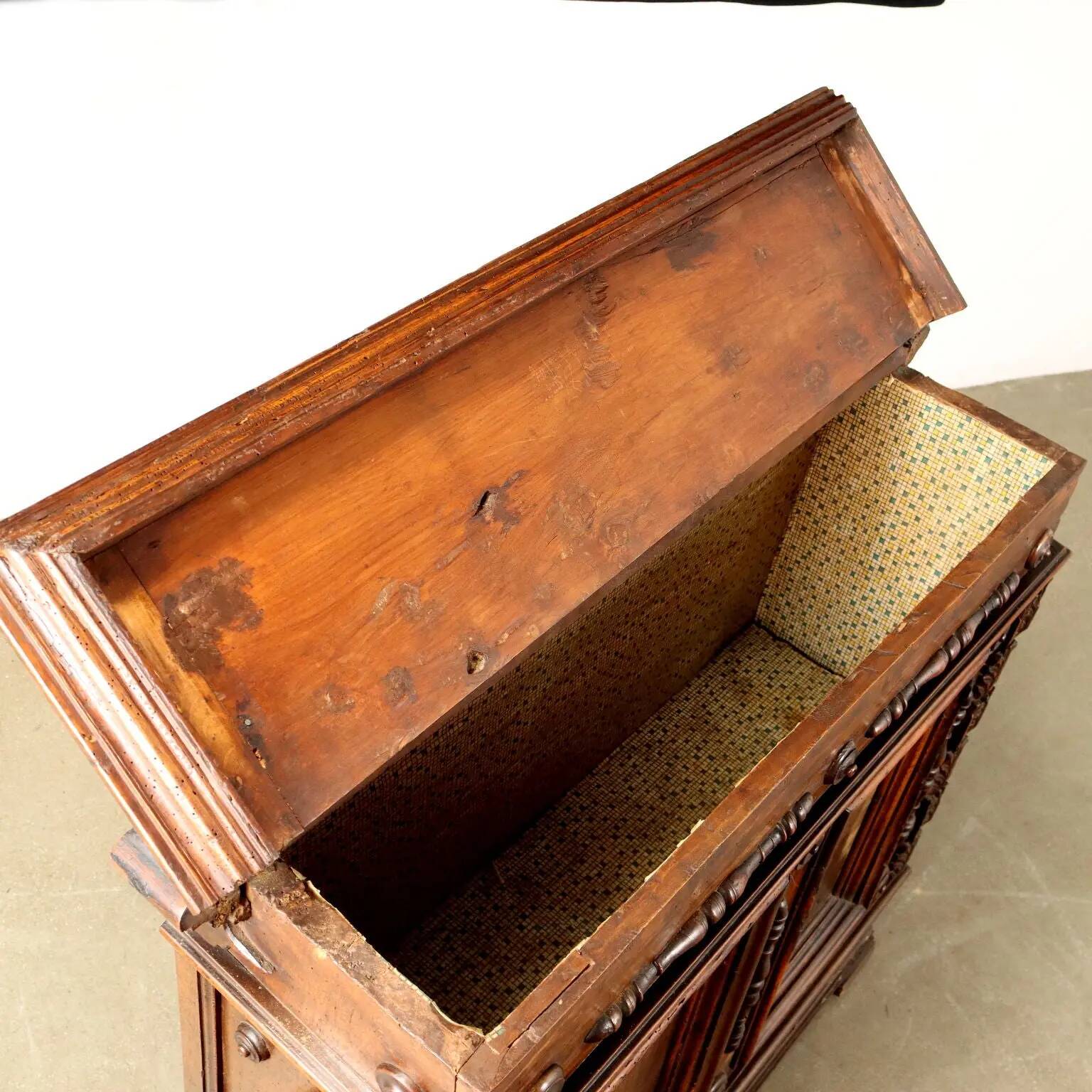 Ancient baroque chest in walnut and chestnut, Italy, 18th century