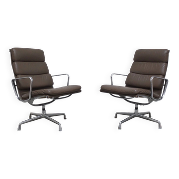 Early pair of Eames 'EA216' swivel lounge chairs by Herman Miller, 1960s