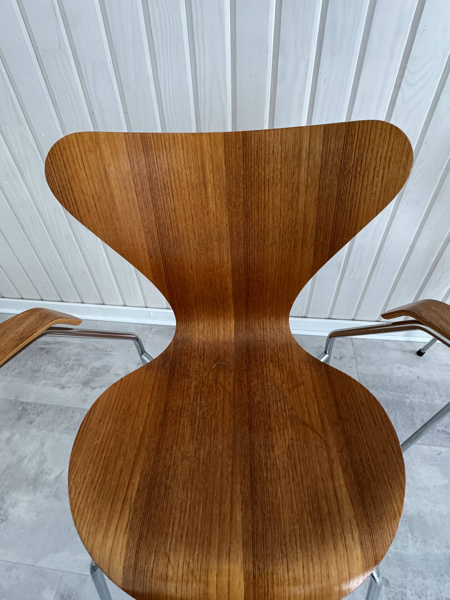 2 Series 7 chairs with armrests (3207) by Arne Jacobsen – Fritz Hansen