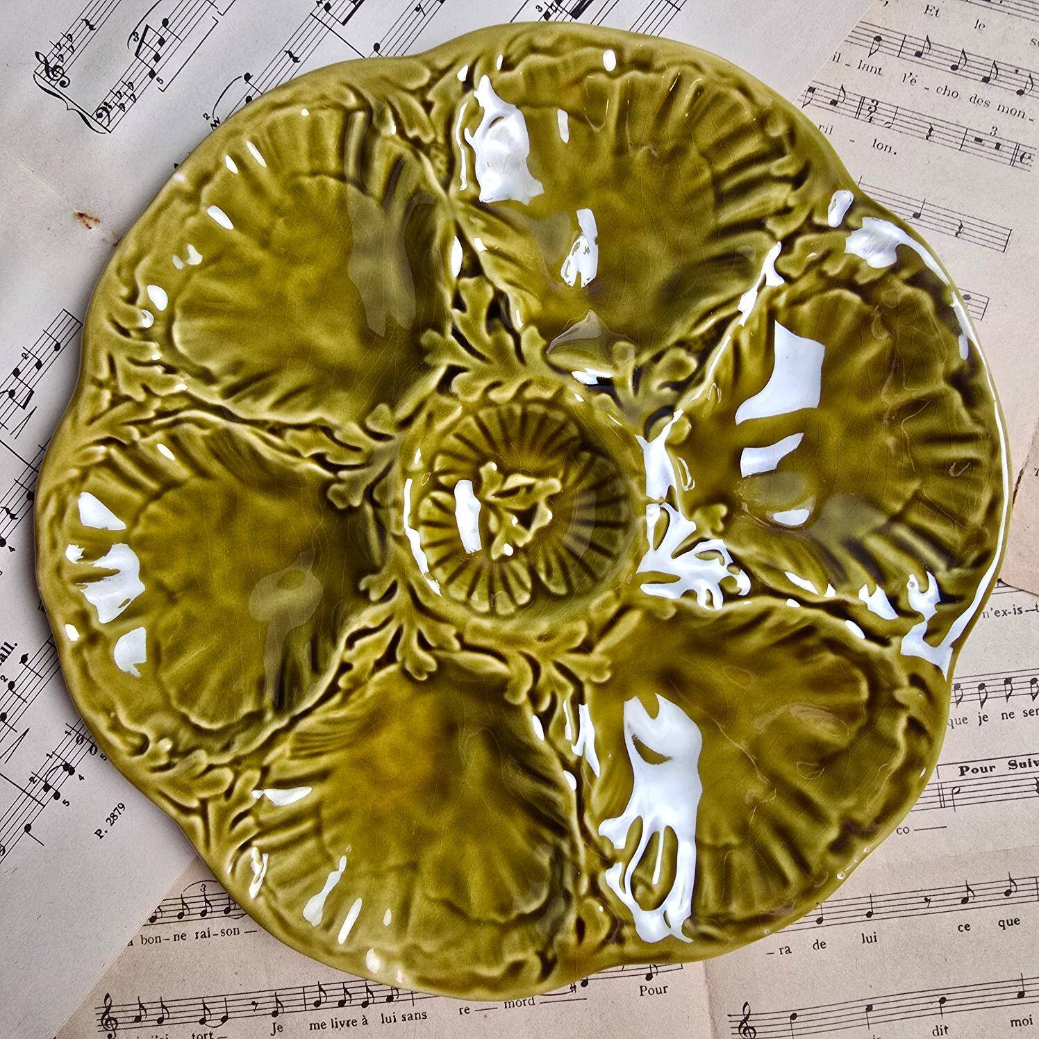 Set of 8 Gien oyster plates – Olive green