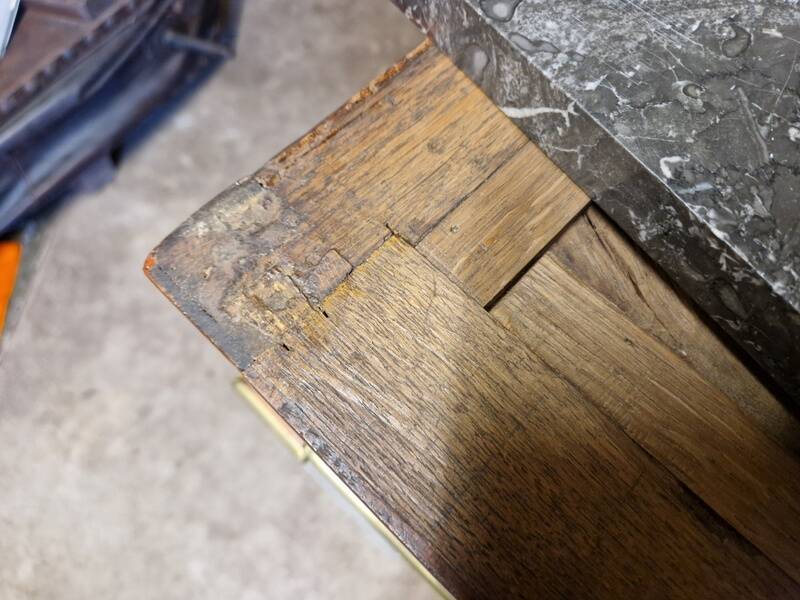 Mahogany commode with mahogany veneer from the Louis XVI period - late 18th century.