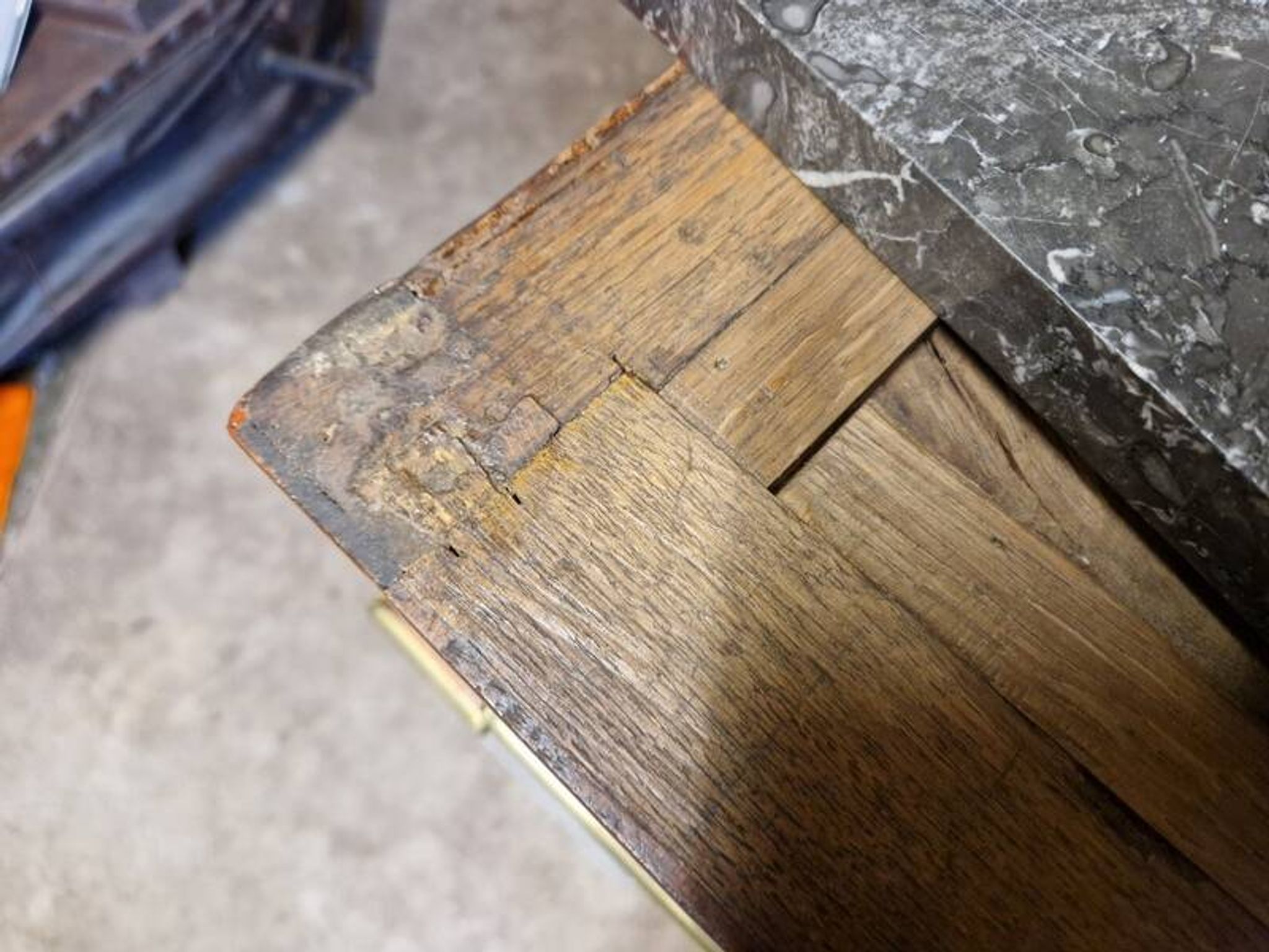 Commode en acajou et placage d'acajou époque Louis XVI, fin du 18ème s.