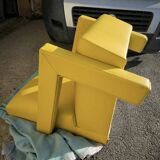 Paire de fauteuils en cuir jaune soleil