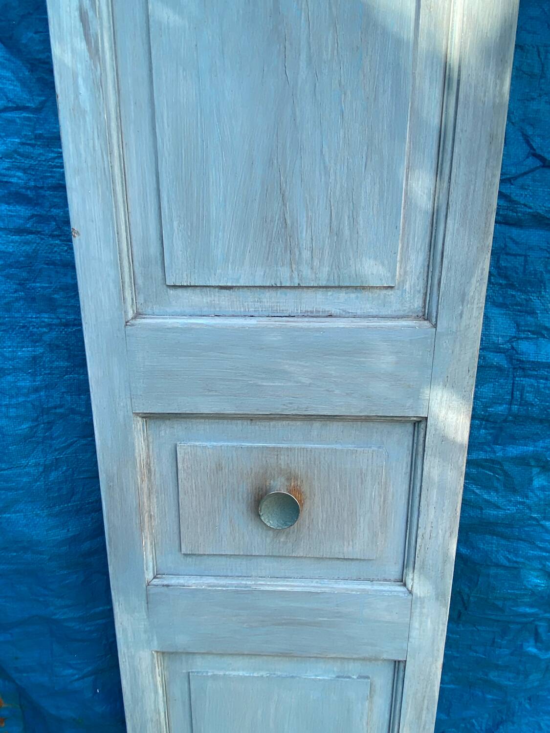 Accordion door in pastel blue-turquoise tinted chain
