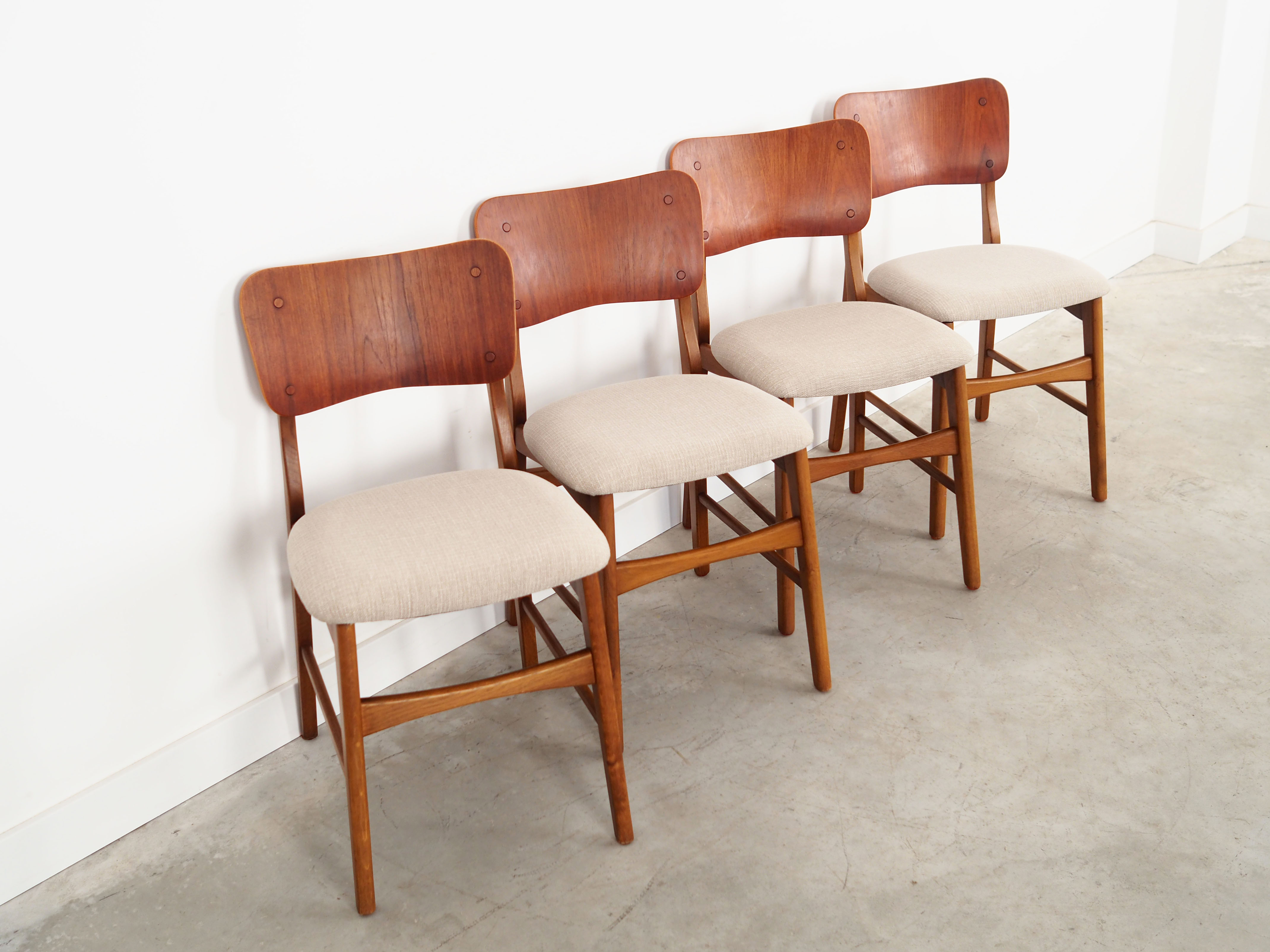 Ensemble de quatre chaises en chêne, design danois, années 70, production: Danemark