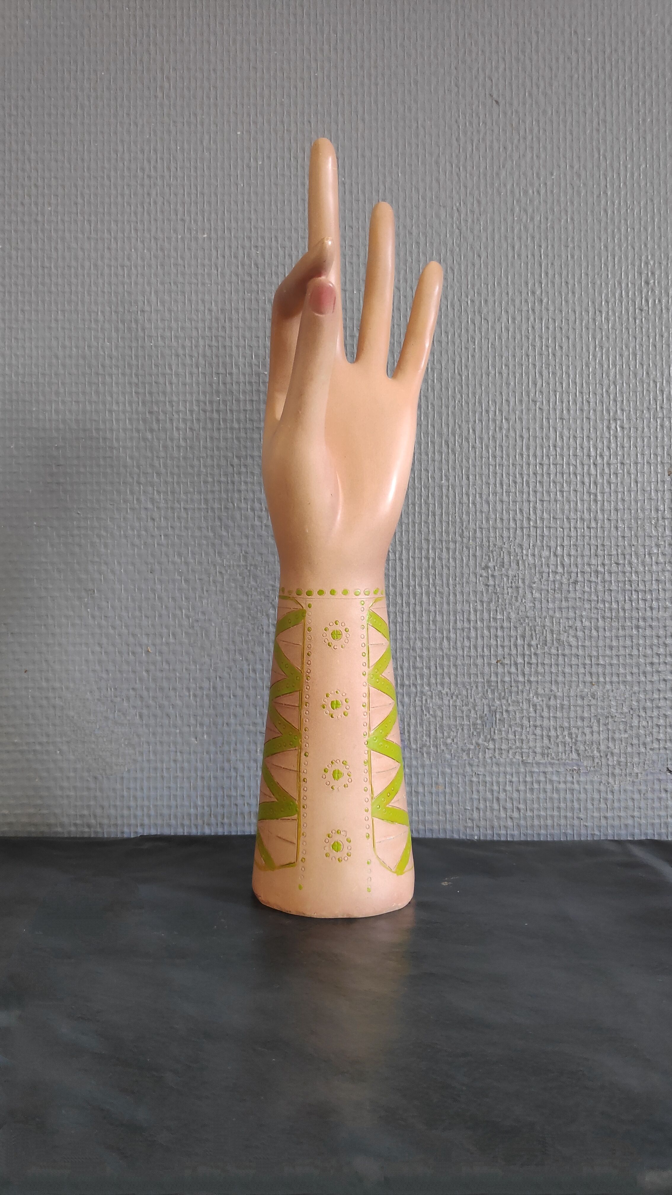 Main baguier en plâtre vintage