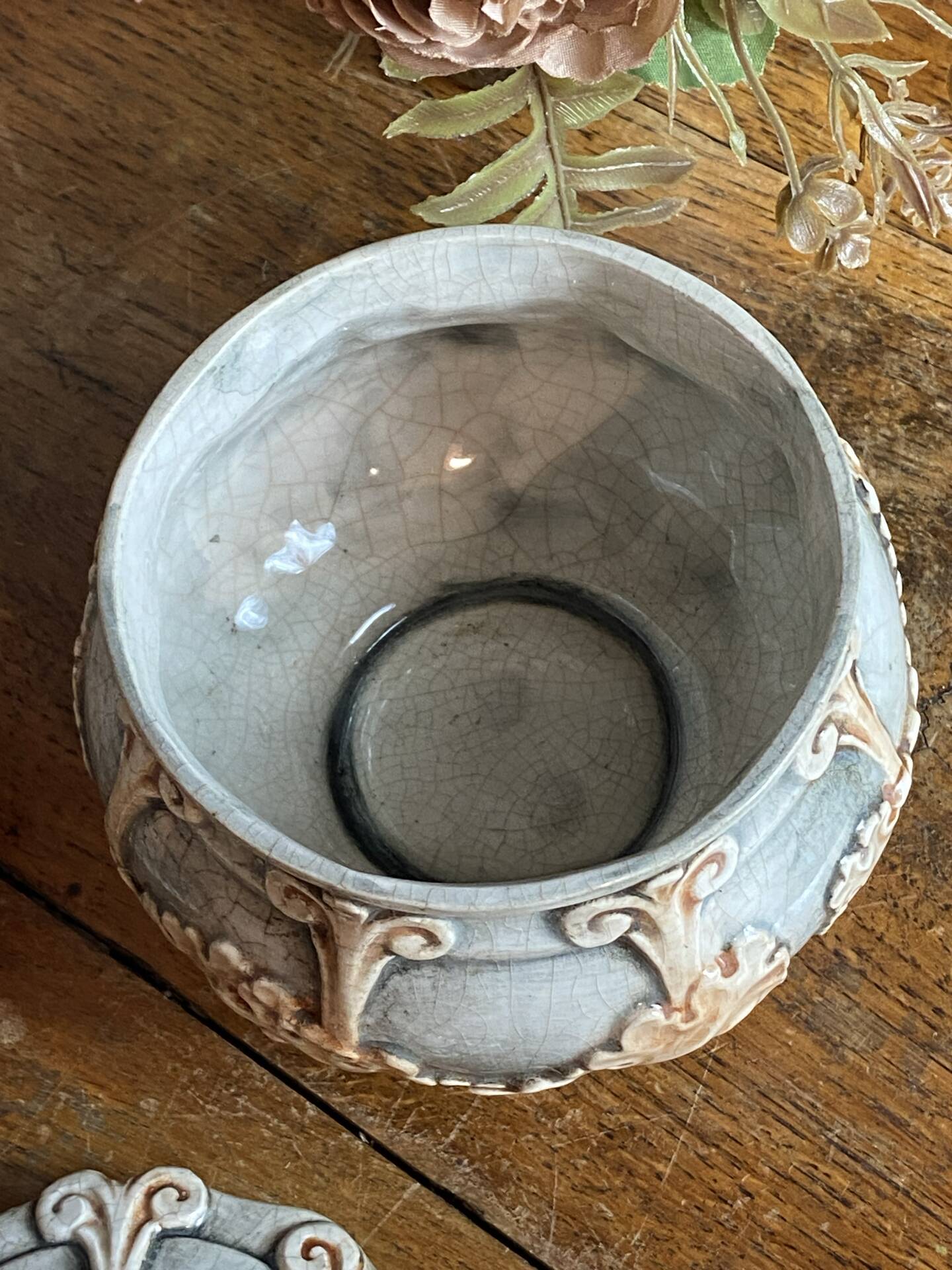 Bonbonnière in slipware