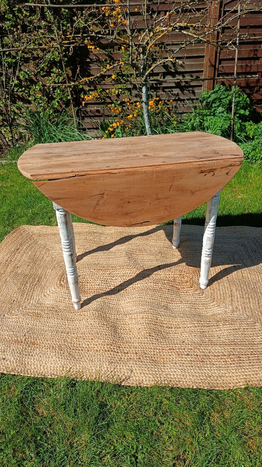 Antique patinated round table – wooden top