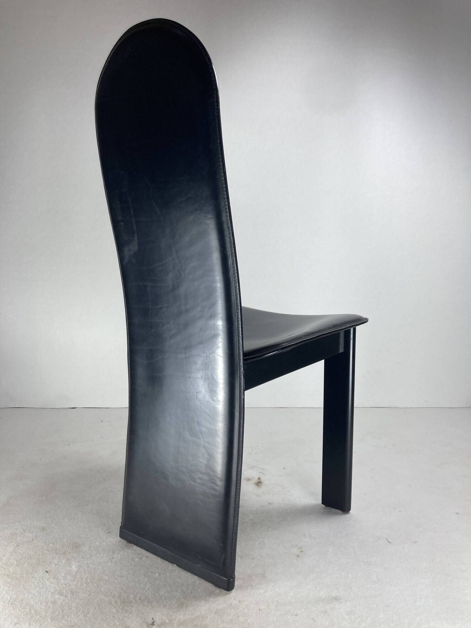 Post modern Memphis high back black leather stitched organic dining chairs, set of 6. Italy, 1980s