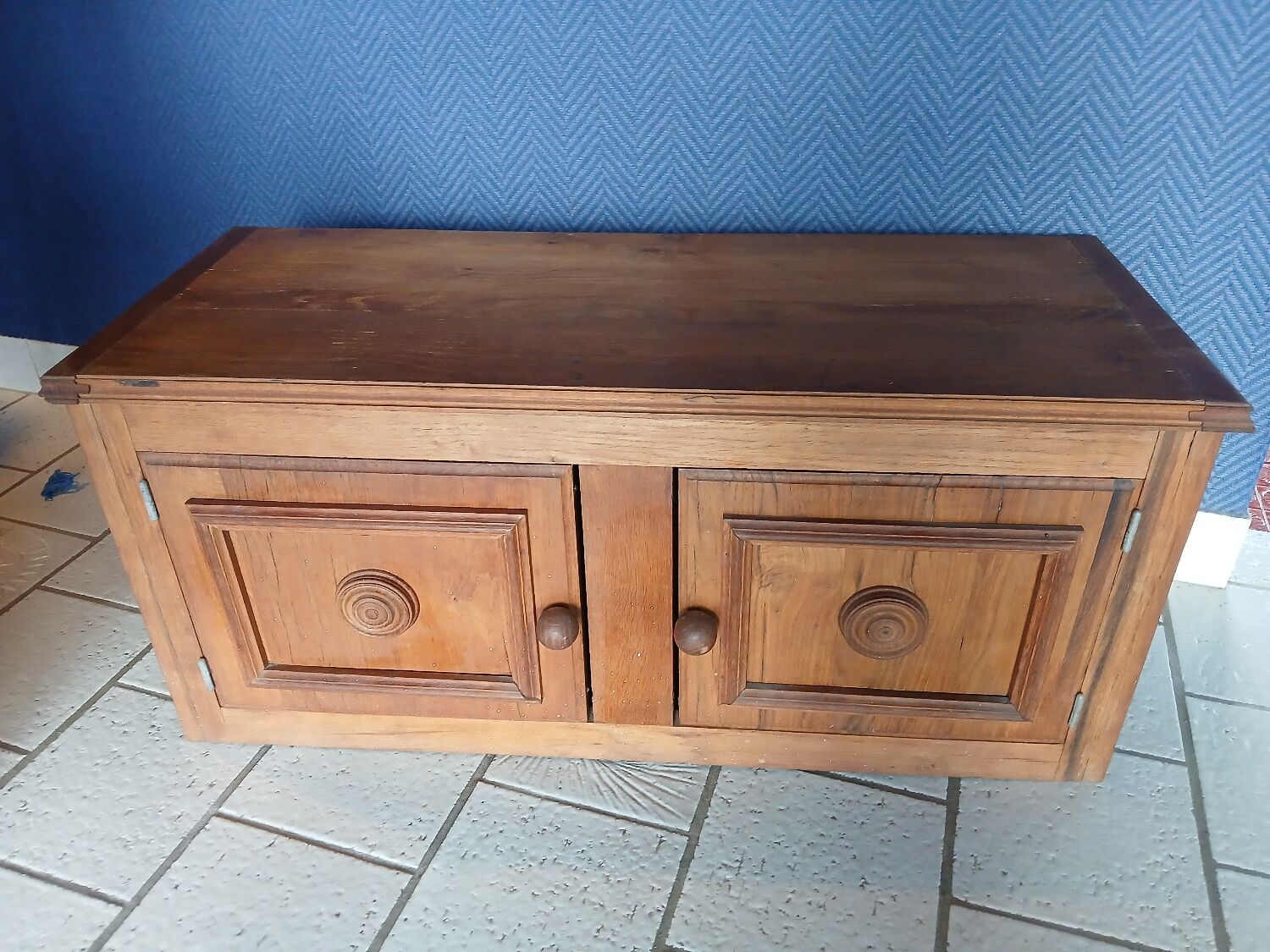 Low oak furniture in the Dudouyt style, with a sculpted front.
