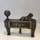 Paire de chenets d'époque Empire en bronze représentant des lions allongés