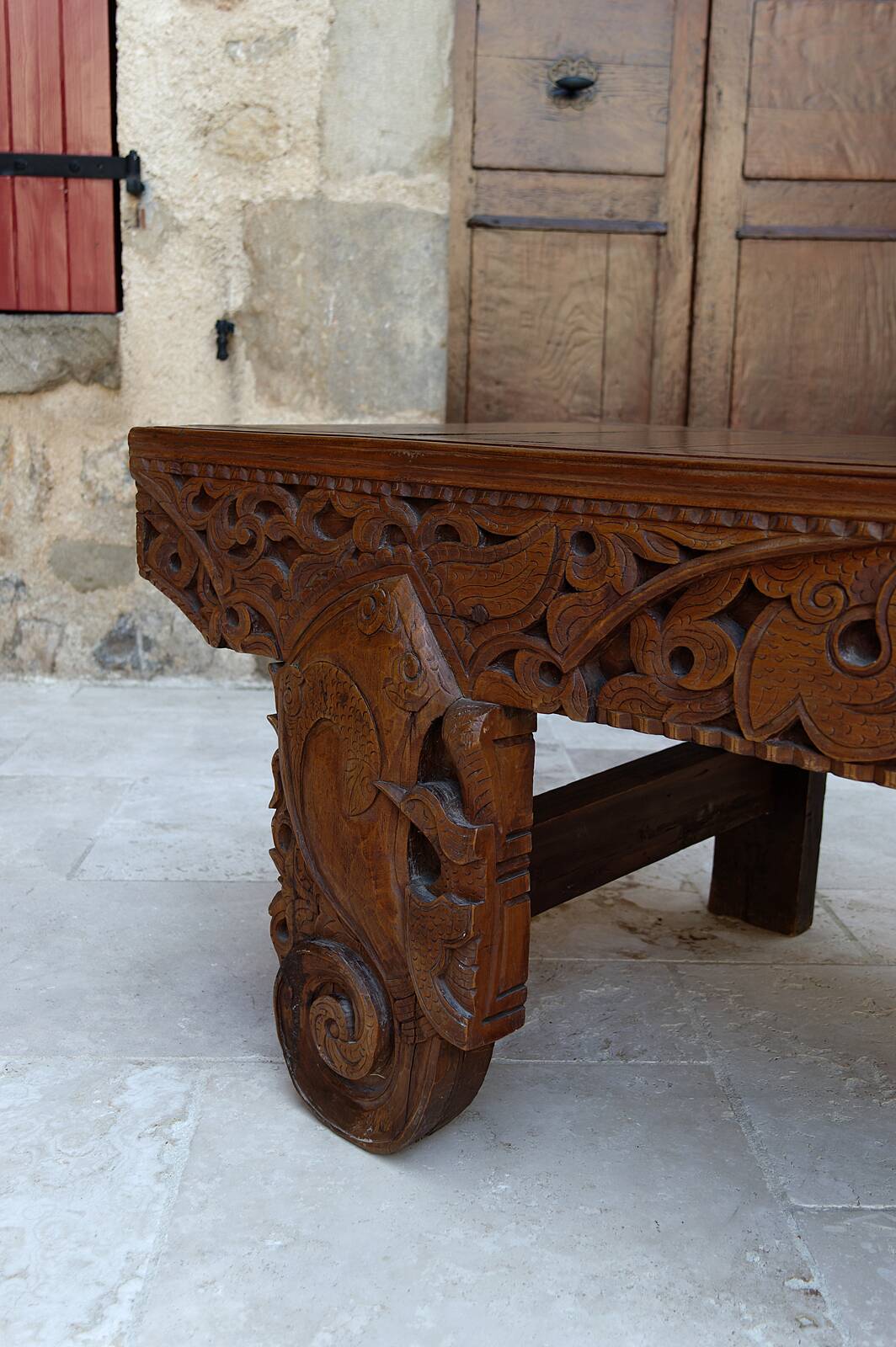 Important Indonesian bench in carved wood, Early 20th century