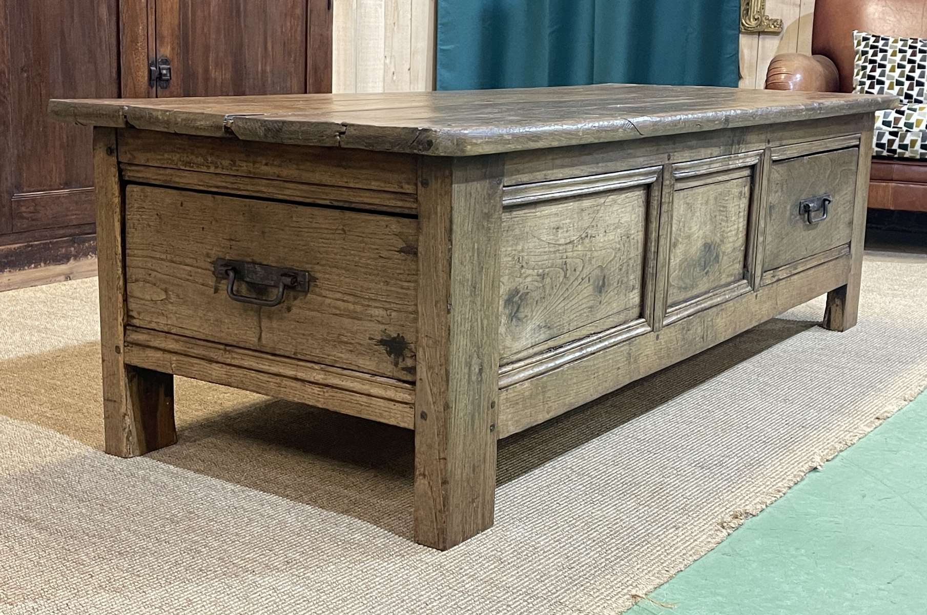 Table basse en châtaignier du XIXème à 3 tiroirs