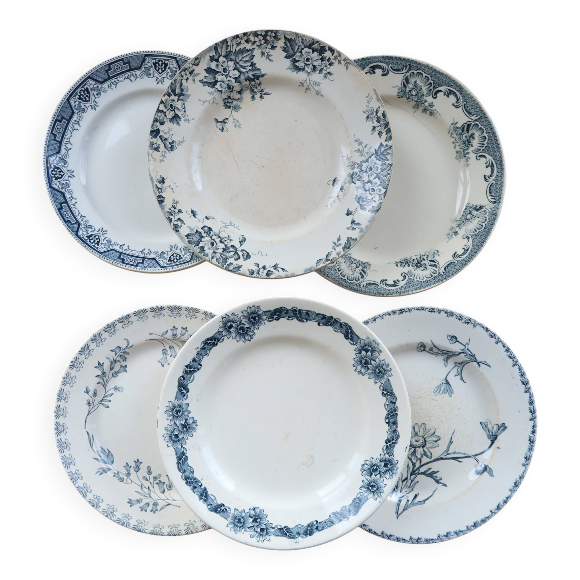 Mismatched vintage flat plates in ironstone - Blue decor
