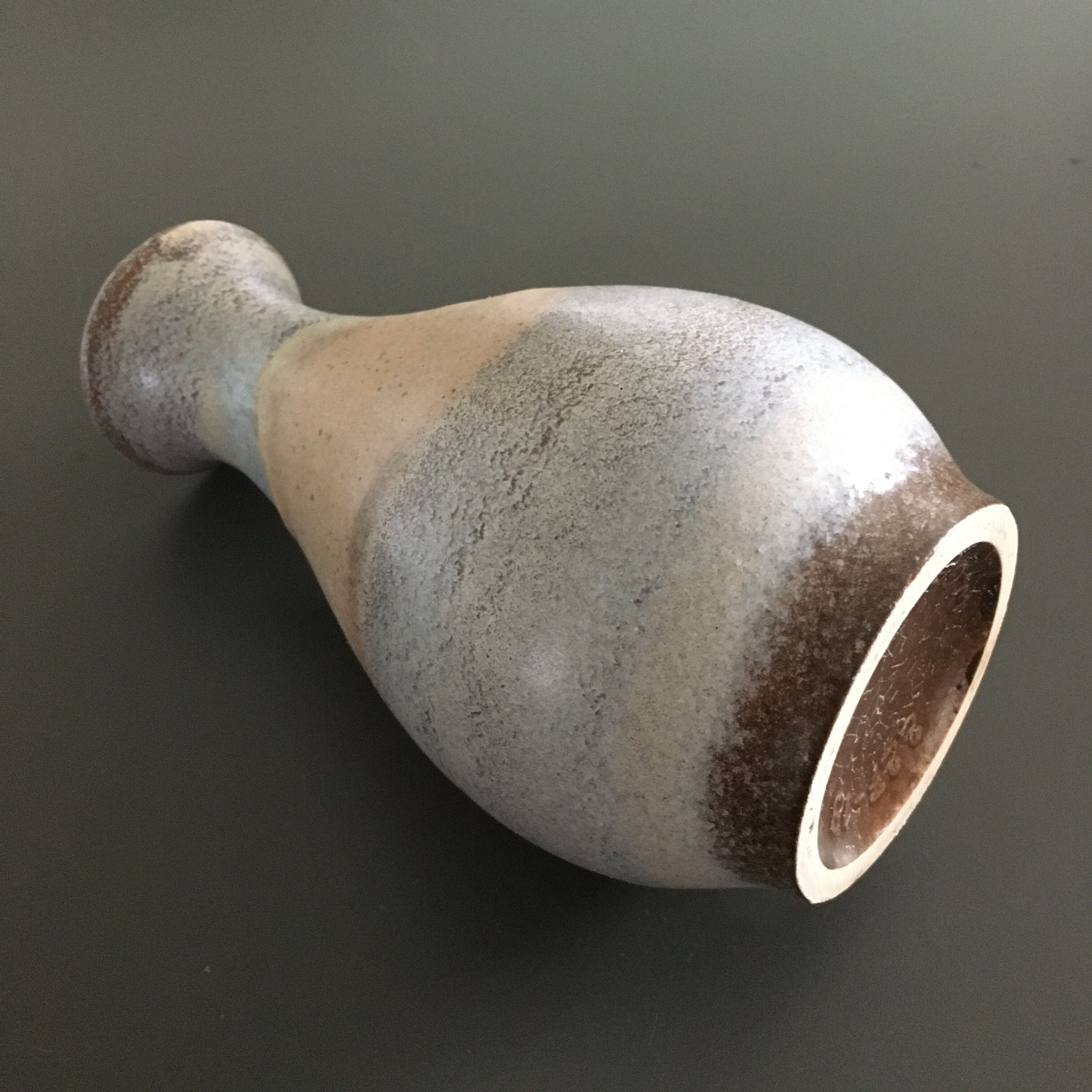 Vase en grès beige