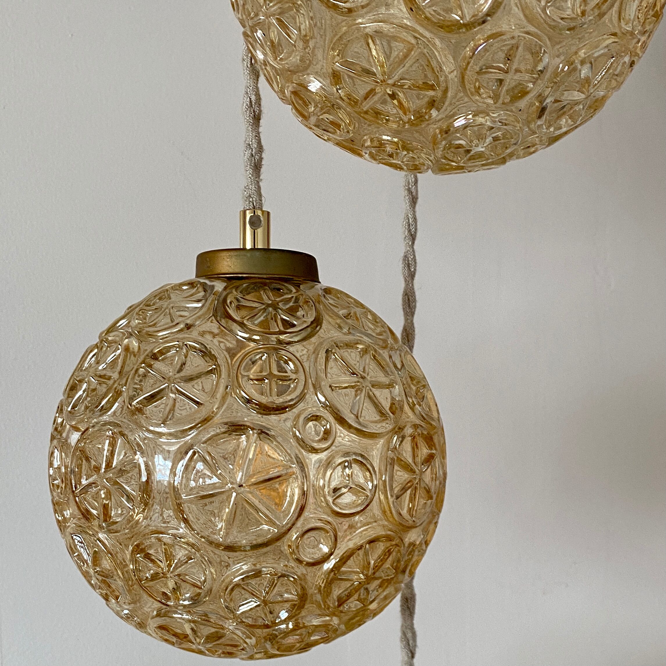 Suspension cascade trois feux globes vintage en verre ambré