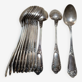 12 small spoons in solid silver, in their box.