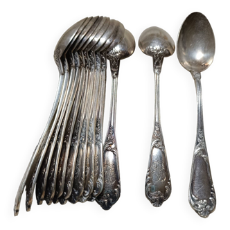 12 small spoons in solid silver, in their box.