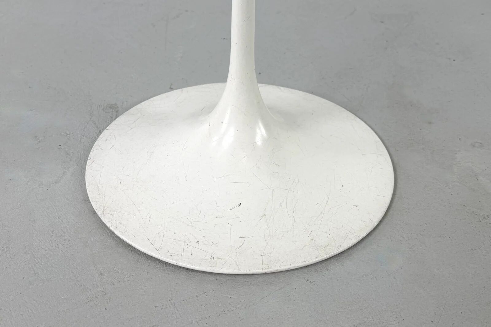 Tulip oval side table by Eero Saarinen for Knoll International – 1960s