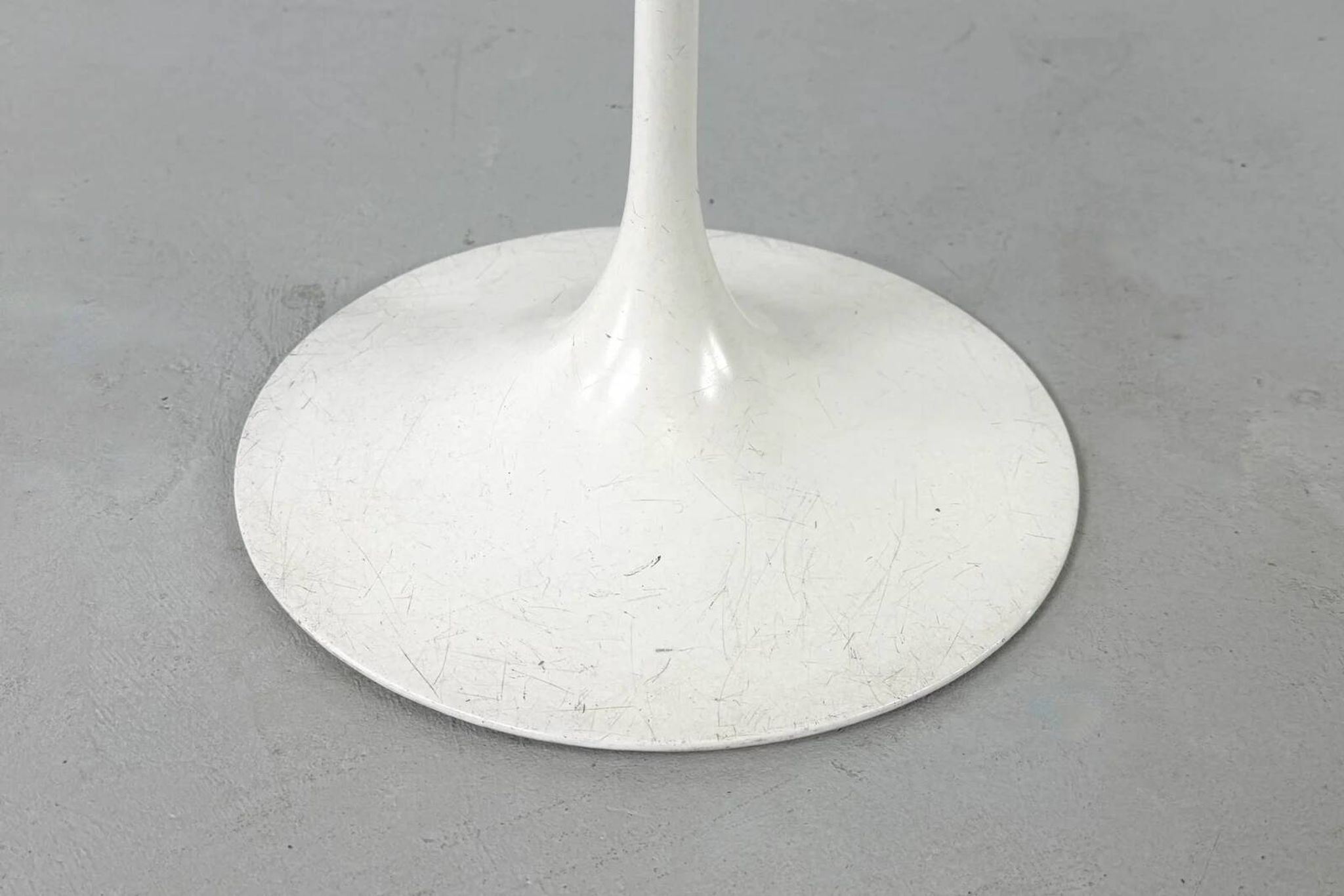 Tulip oval side table by Eero Saarinen for Knoll International – 1960s