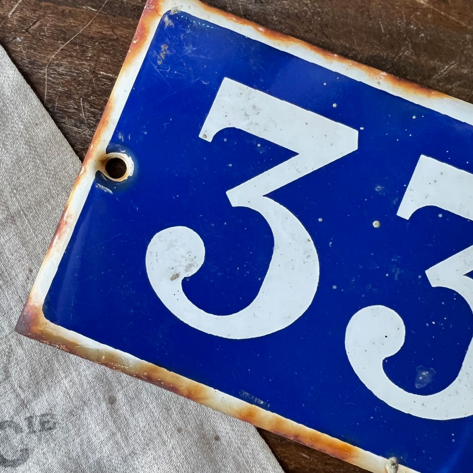 Plaque émaillée bleu "33"