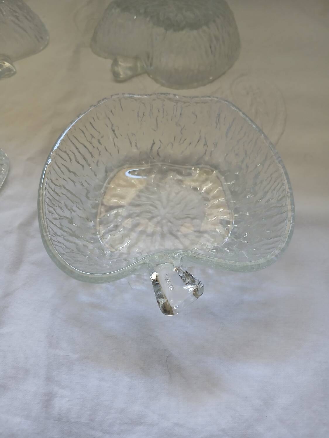 4 apple-shaped fruit bowls