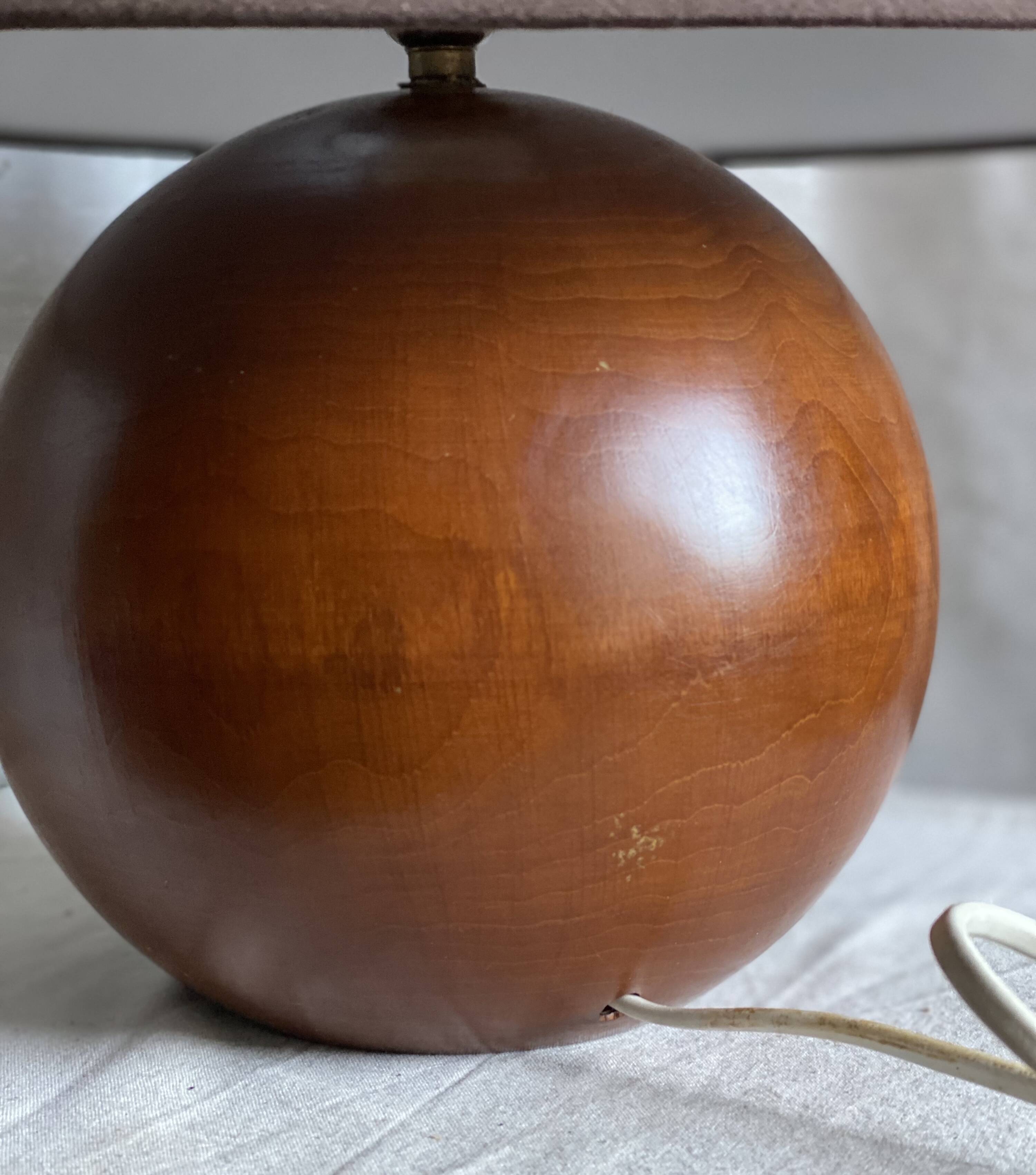 Lampe boule bois tourné vintage 1970