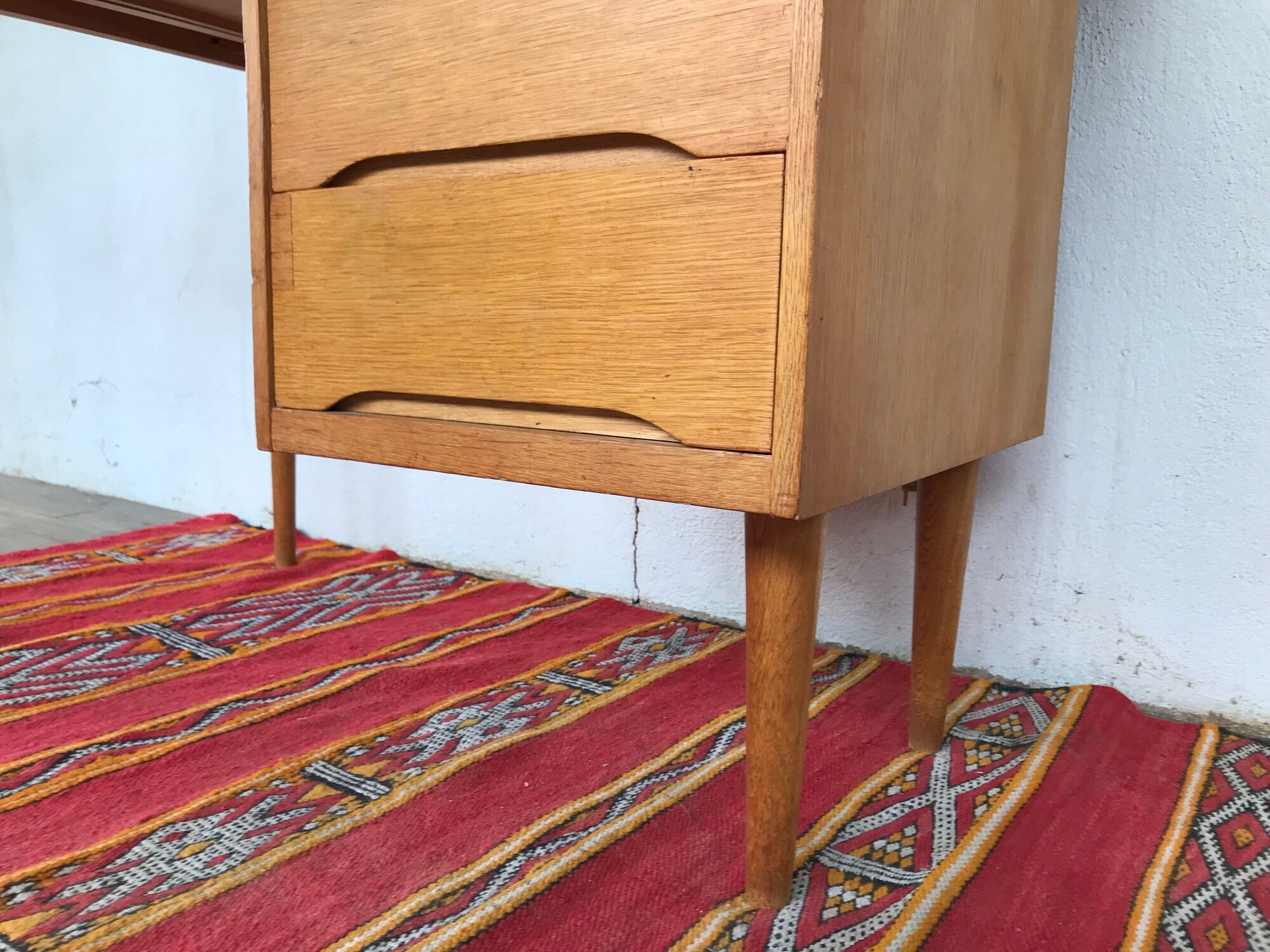 Bureau en chêne clair pieds fuseaux 1950/1960