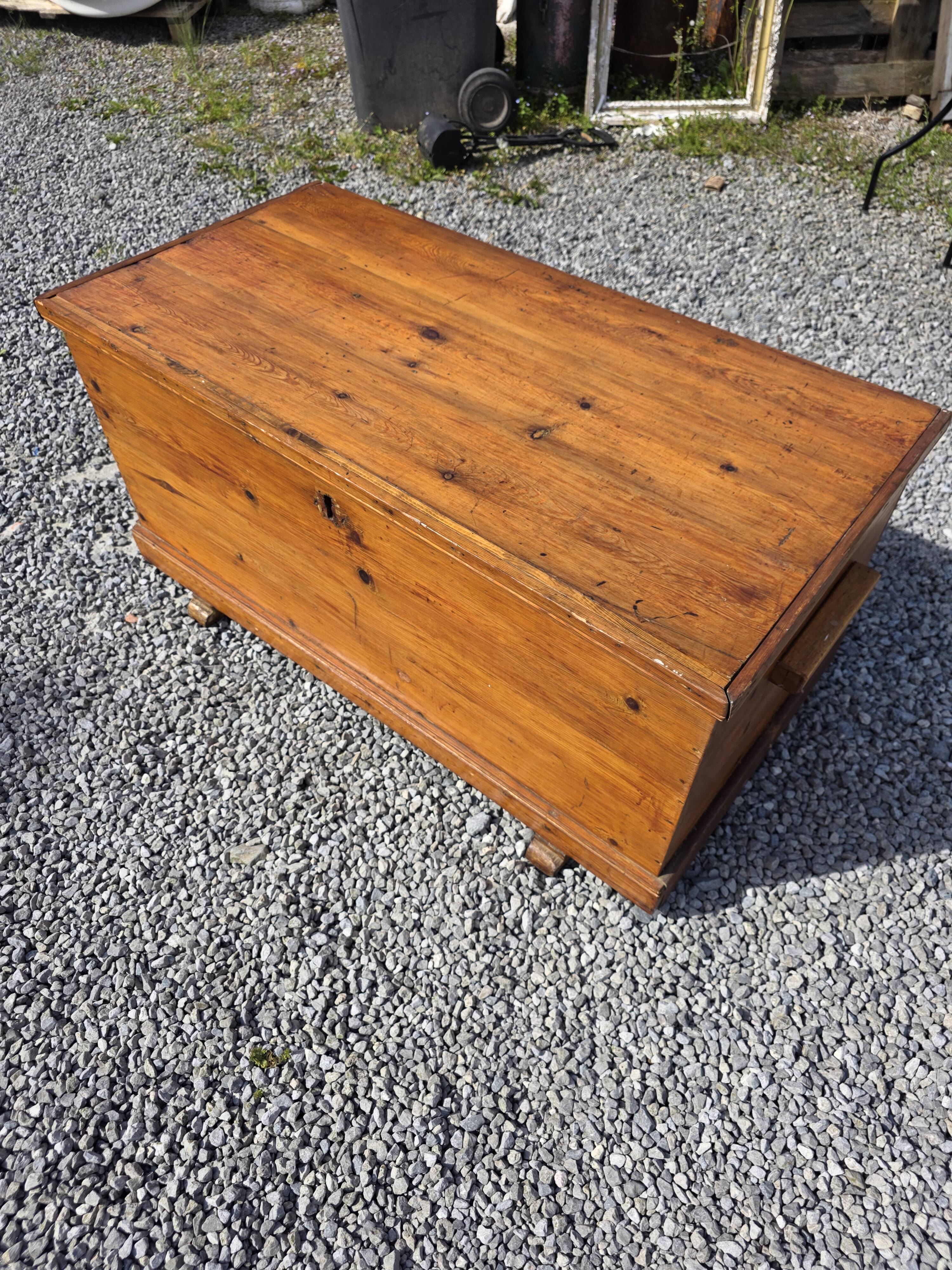 Coffre de metier ancien en sapin