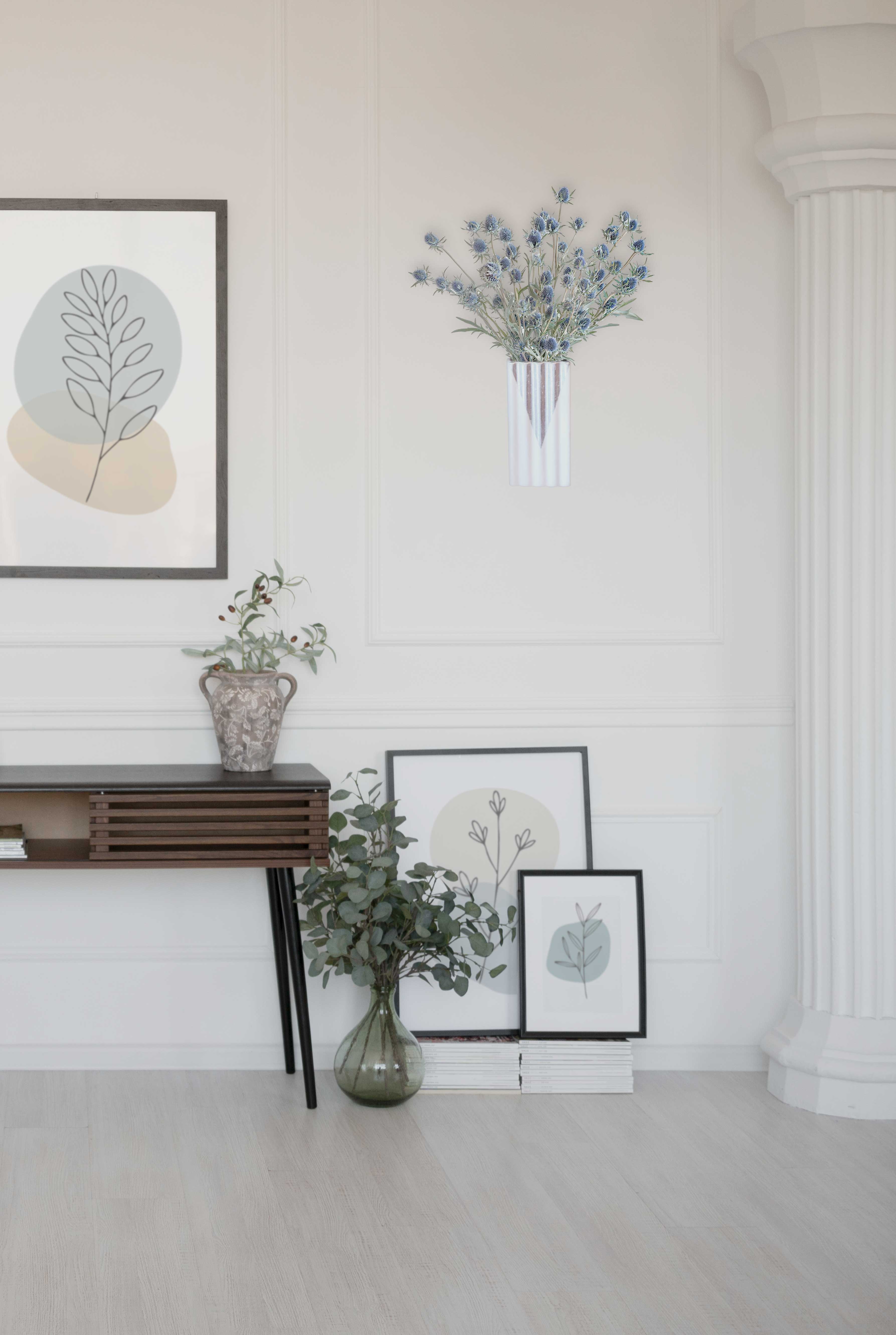 "V" - Wall vase