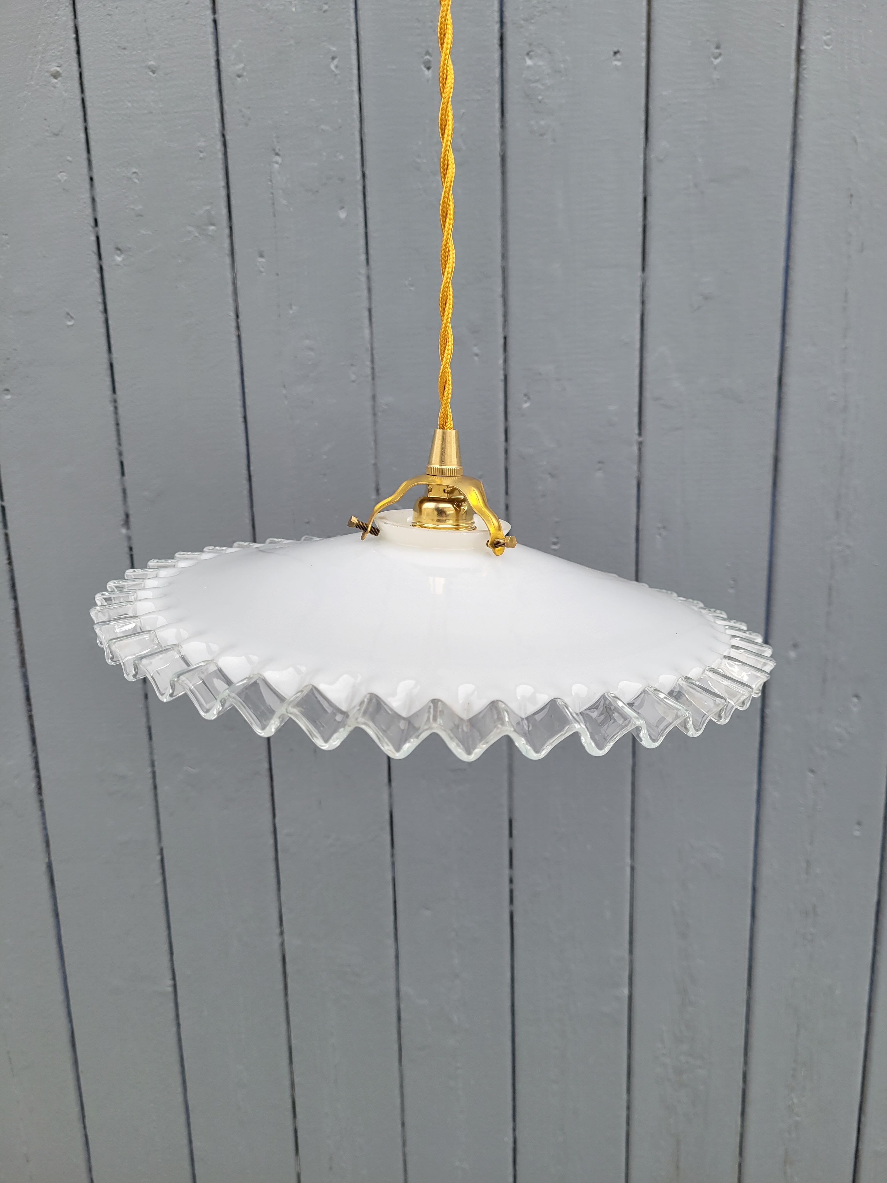 Serrated opaline suspension