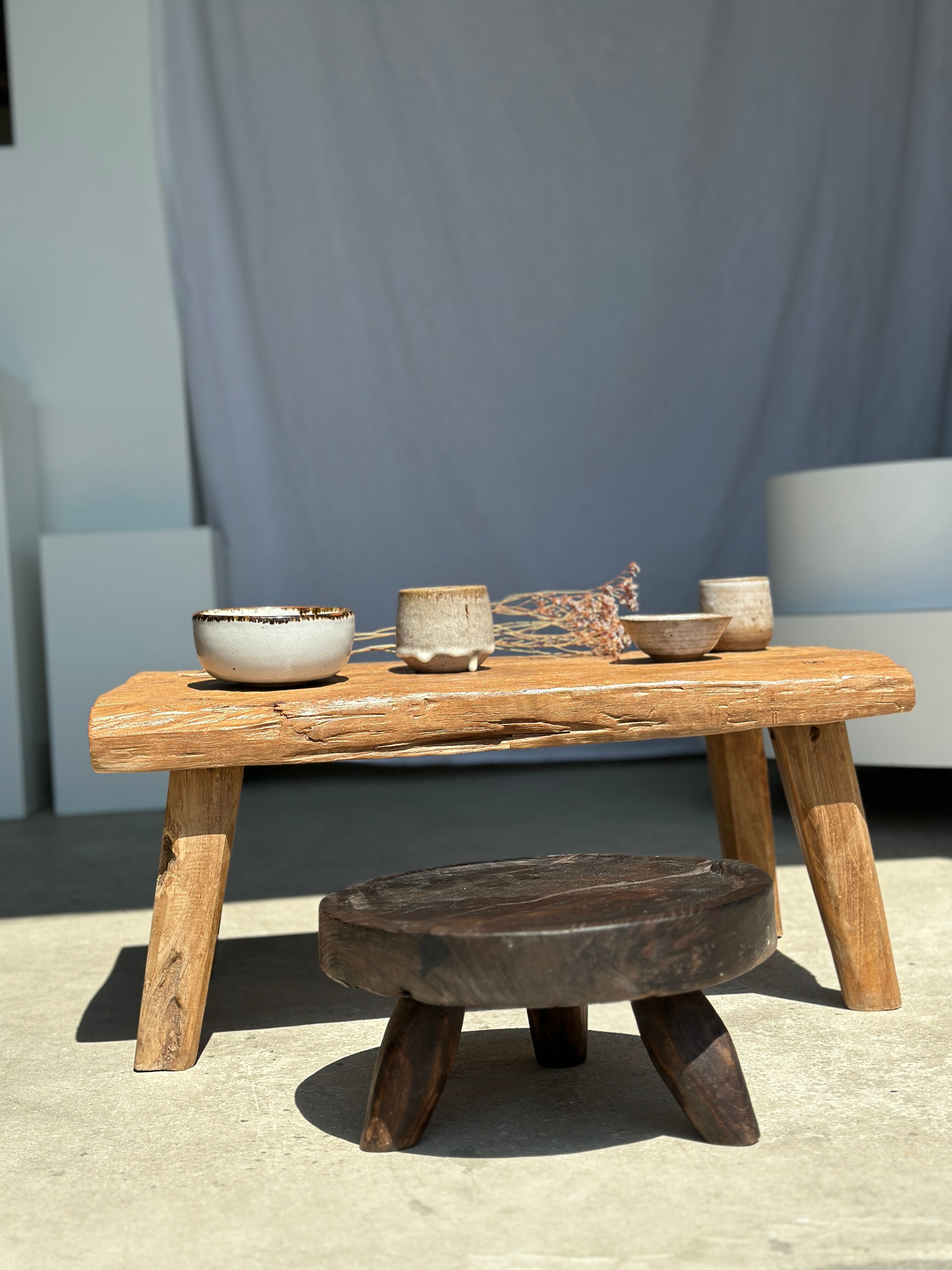 Coffee table in blond teak quadripod