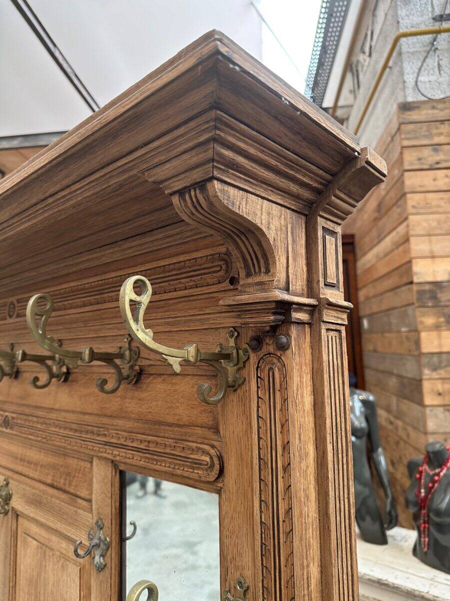 Entrance hall wardrobe in oak from the early 20th century.