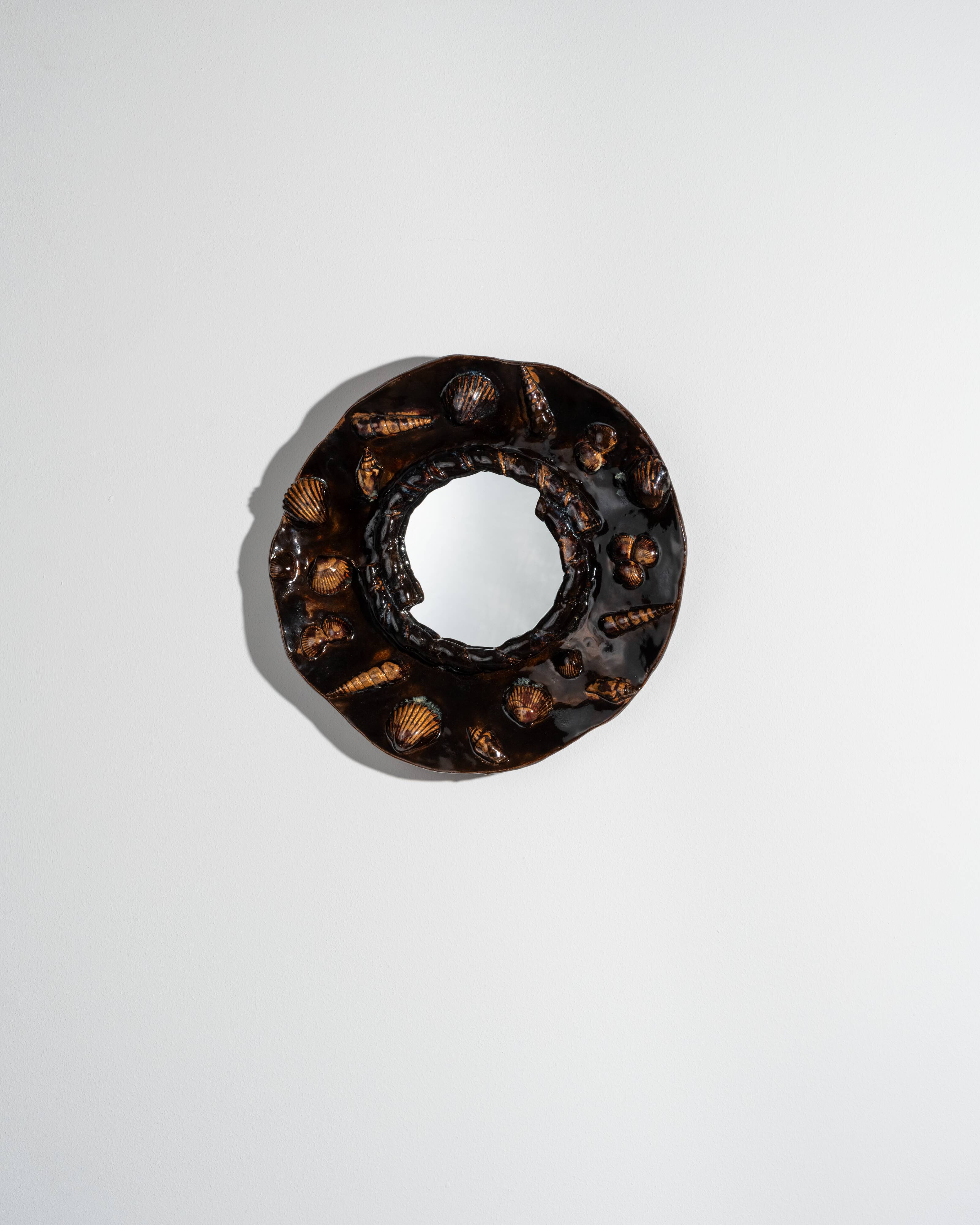 Miroir aux coquillages en grès émaillé