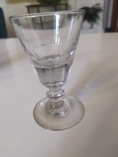 6 glasses of antique bistro