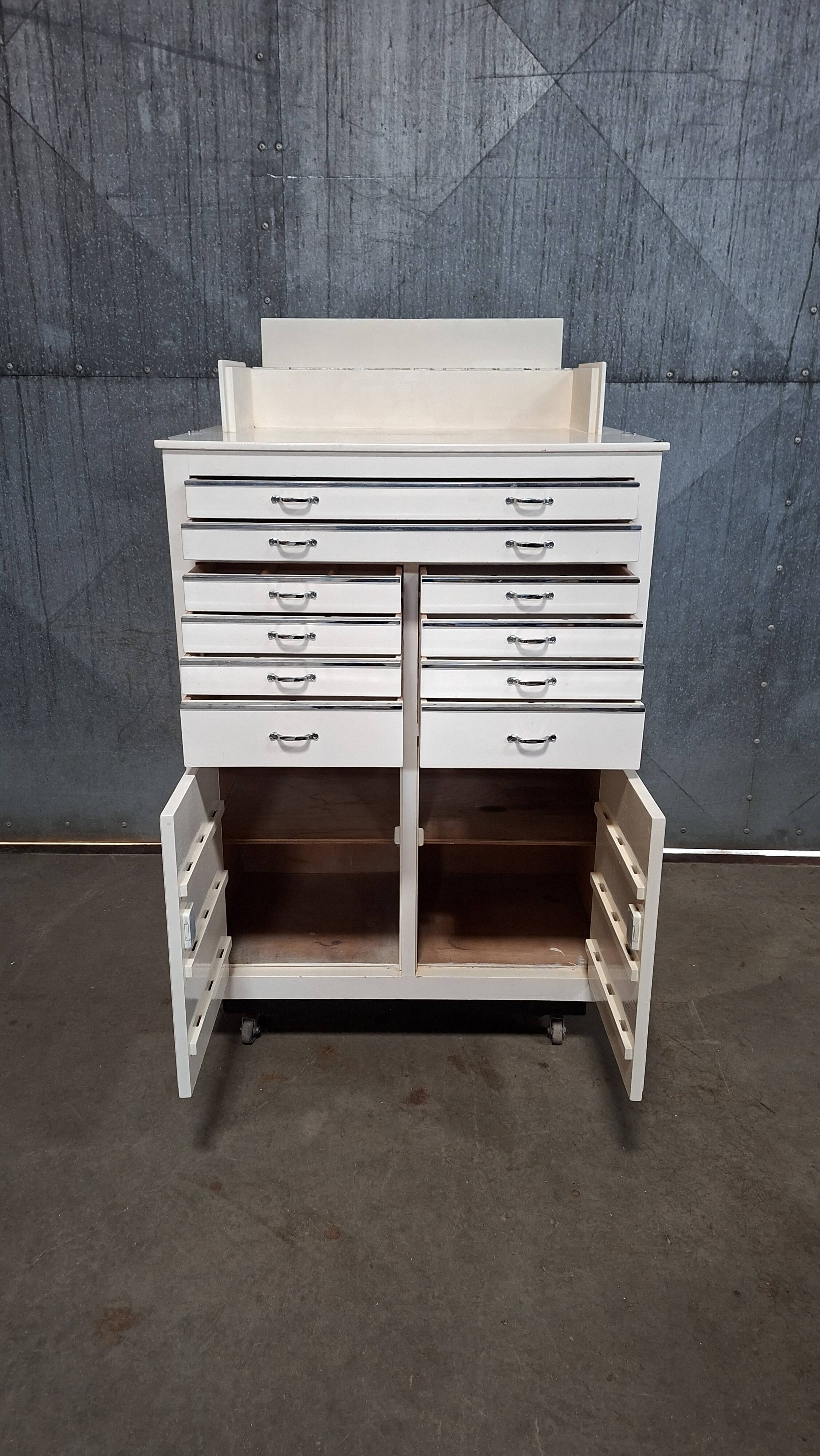 Meuble dentiste sur roulettes / meuble médical / commode à tiroirs