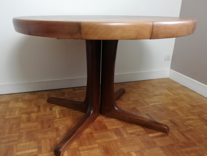Central-footed rosewood round table