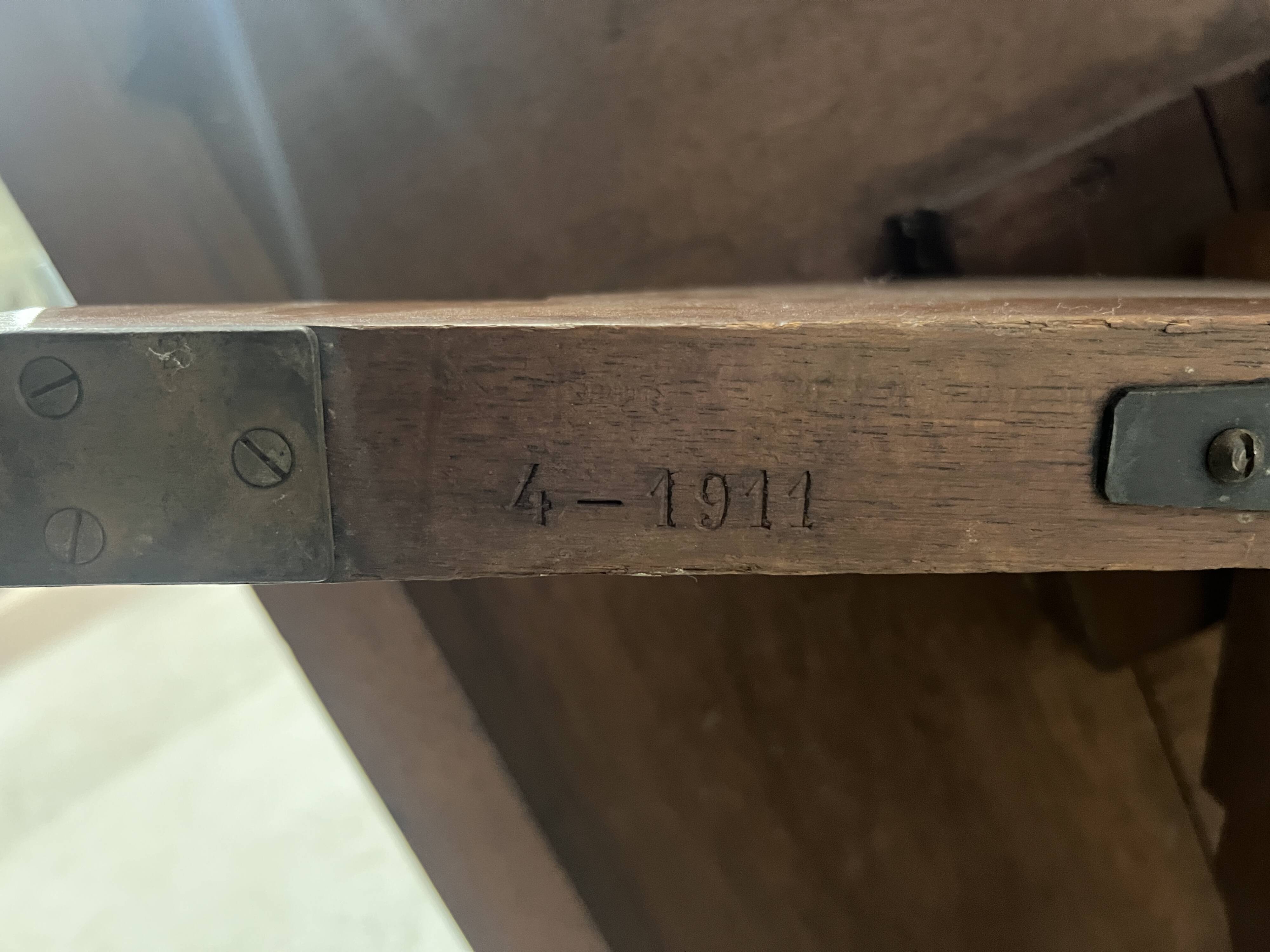 Rotating library in solid walnut, 20th century.