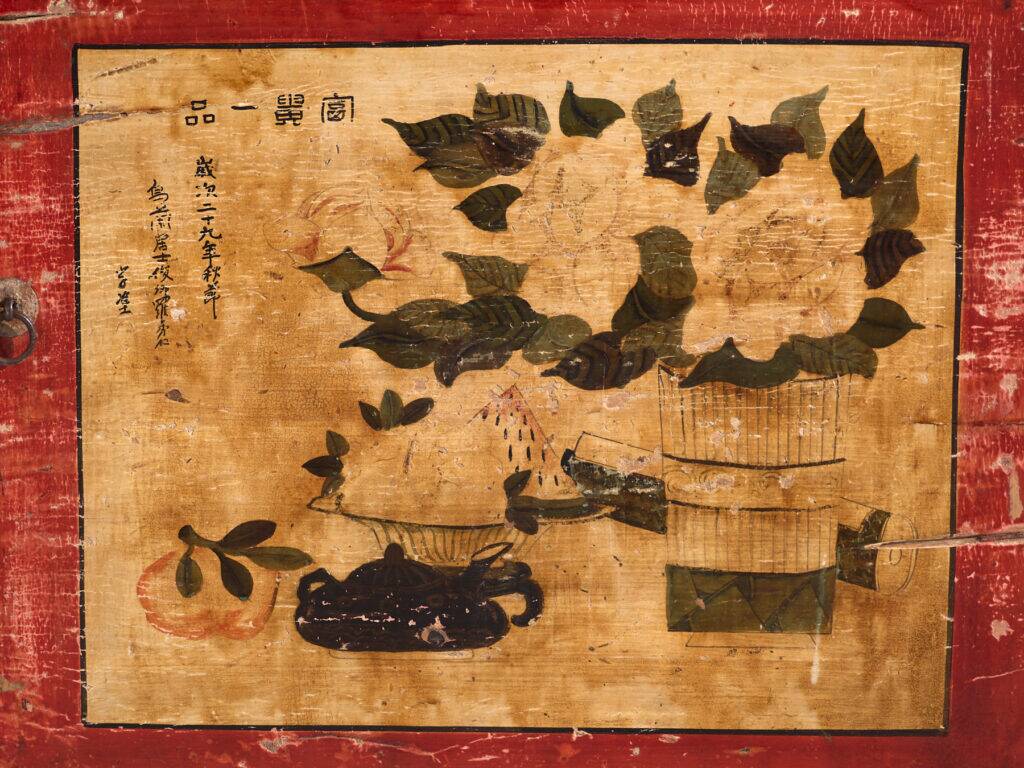 Buffet ancien en pin laqué à motifs peints de lotus – Chine, vers 1920